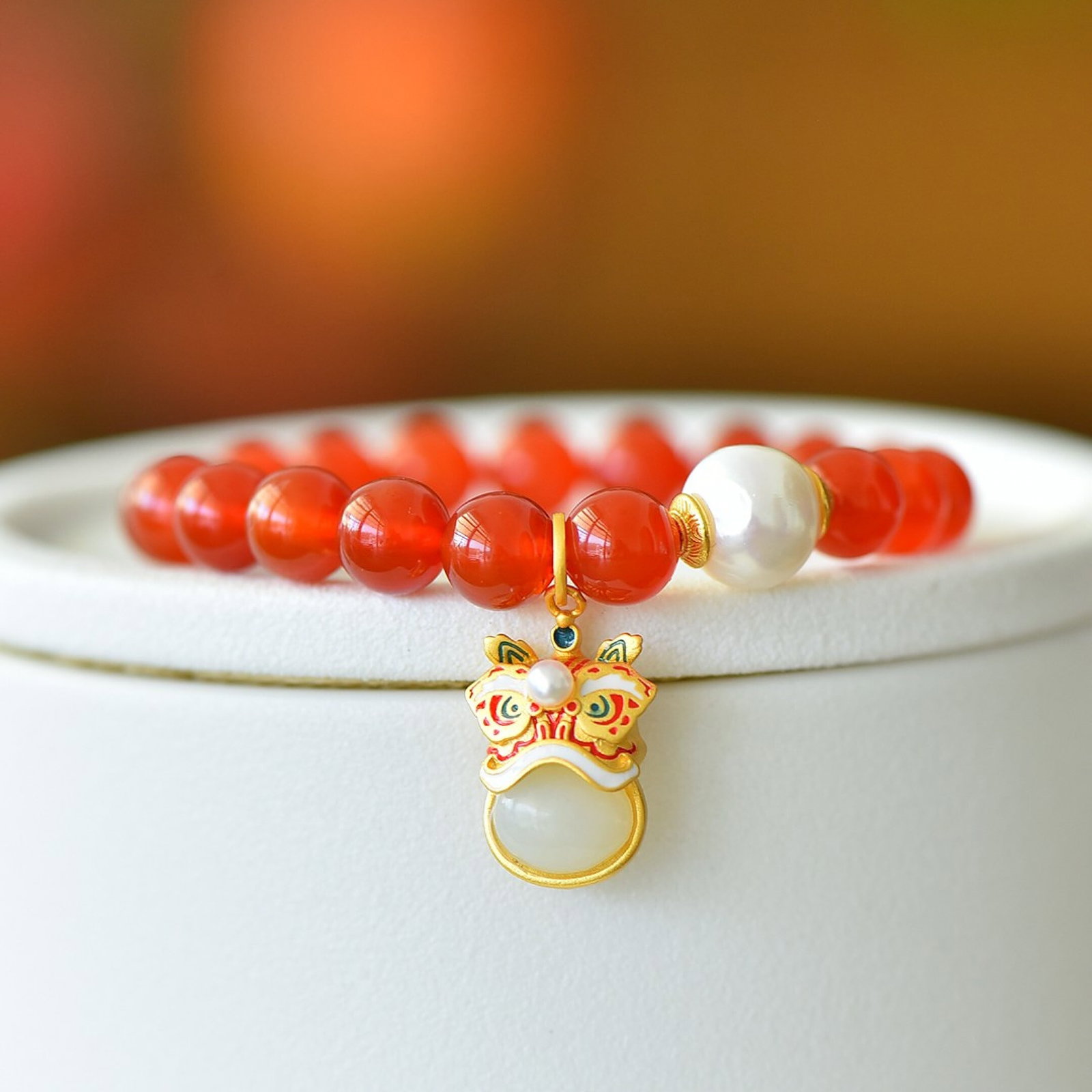 An Exquisite Sterling Silver-Gold Plated Inlaid Agate Bracelet,Inlaid White Jade and Pearl: Estimated Value:200-400 An Exquisite Sterling Silver-Gold Plated Inlaid Agate Bracelet,Inlaid White Jade and Pearl,Size:8mm