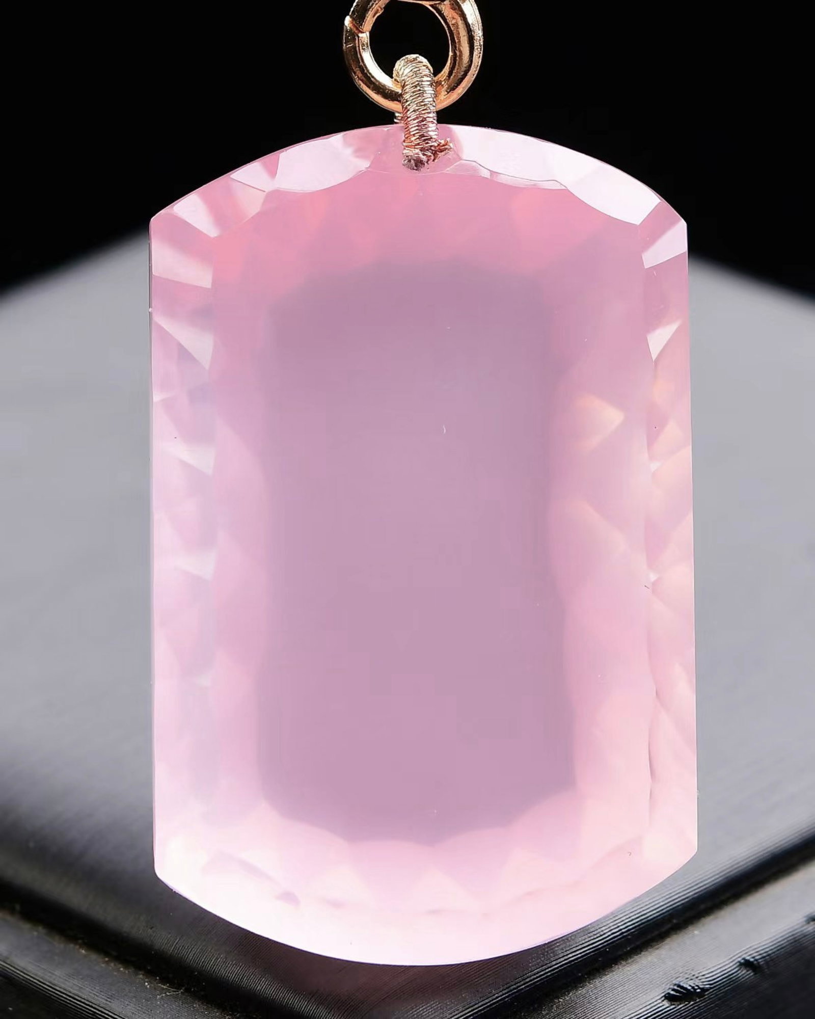 An Exquisite Crystal Pendant: Estimated Value:1900-3800 An Exquisite Crystal Pendant,Size:46mmx30mmx14mm,Weight:57.7g 水晶吊坠