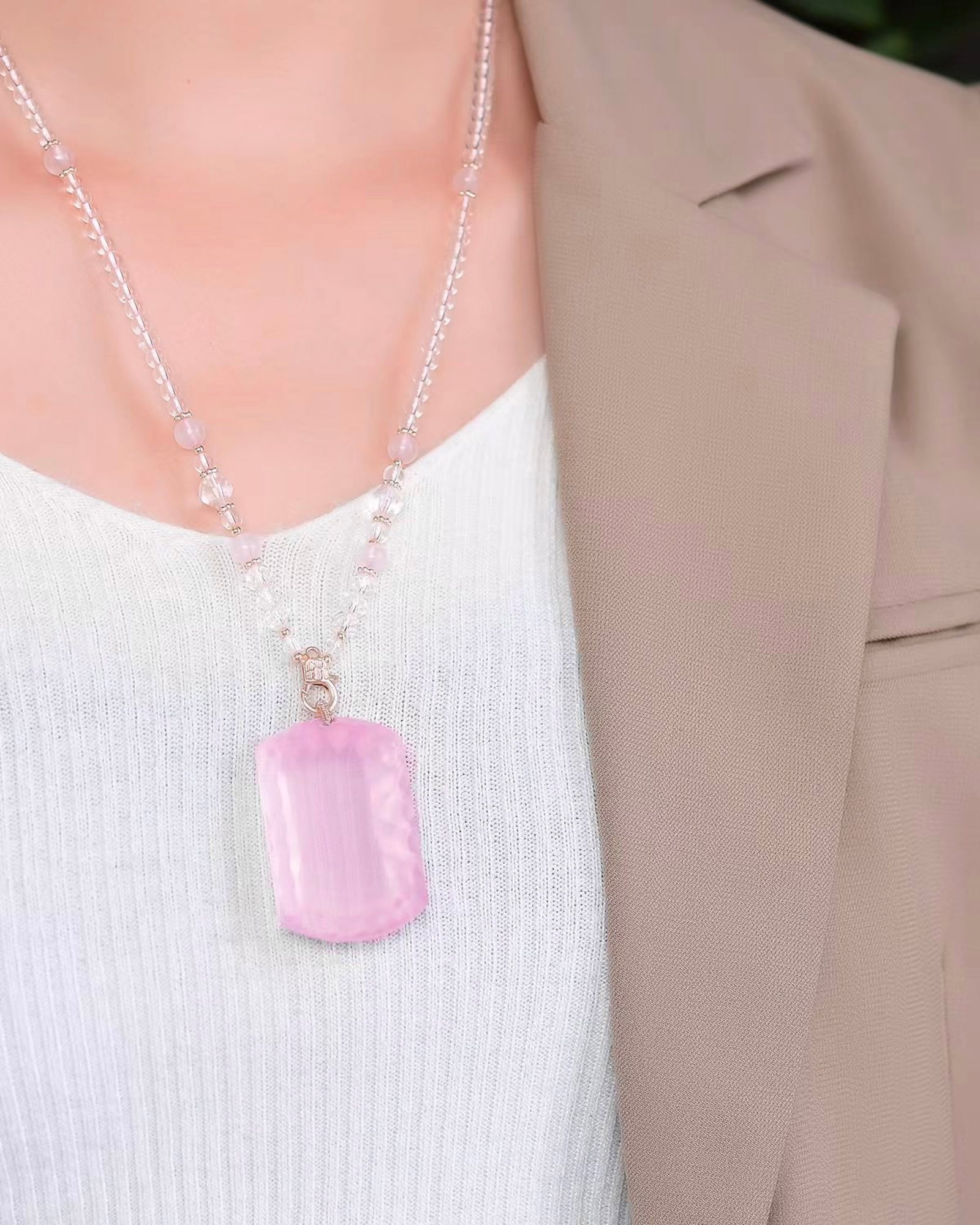 An Exquisite Crystal Pendant - 6
