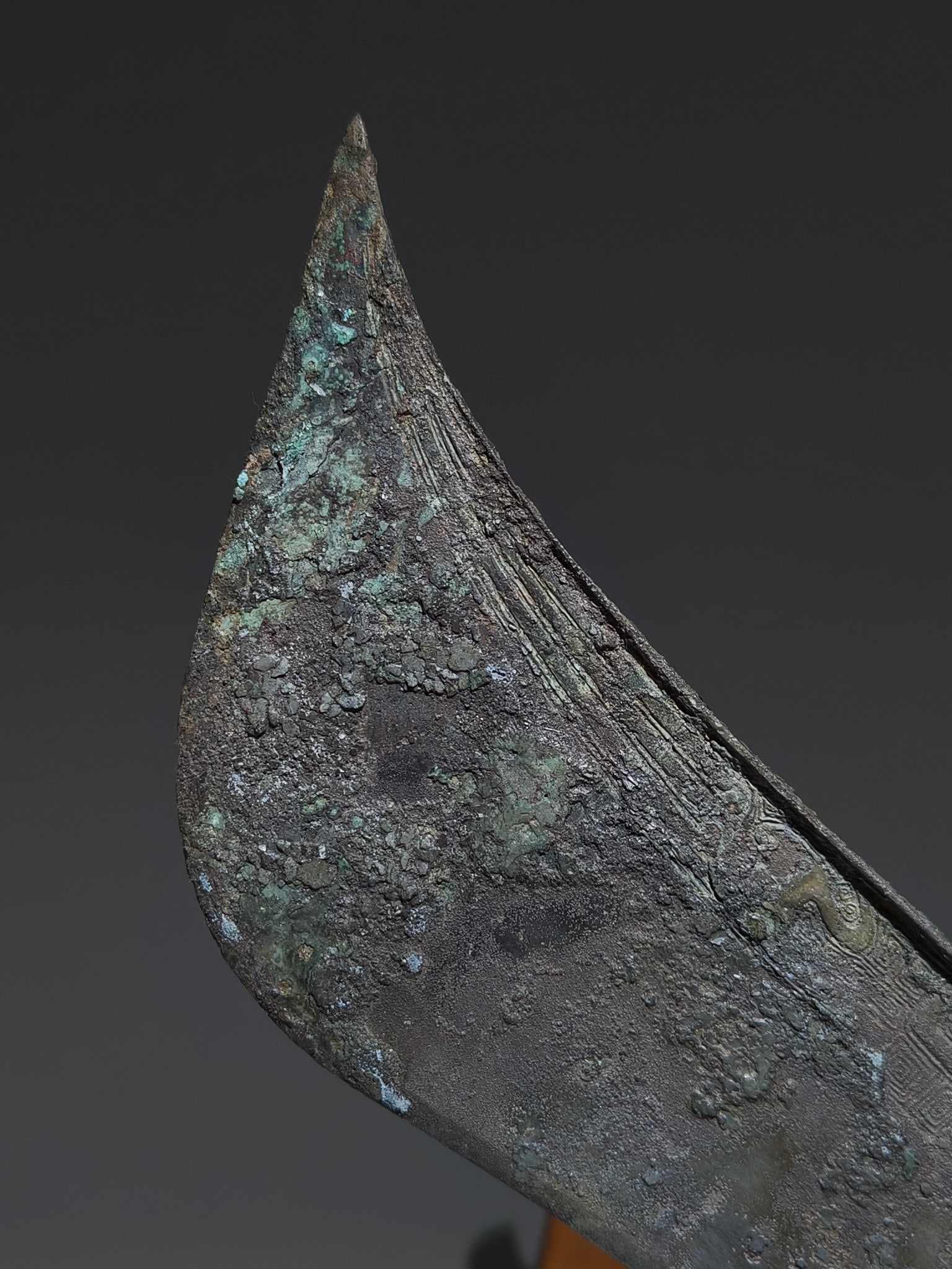 An Archaic Bronze Thunder and Cloud Pattern Machete - 2