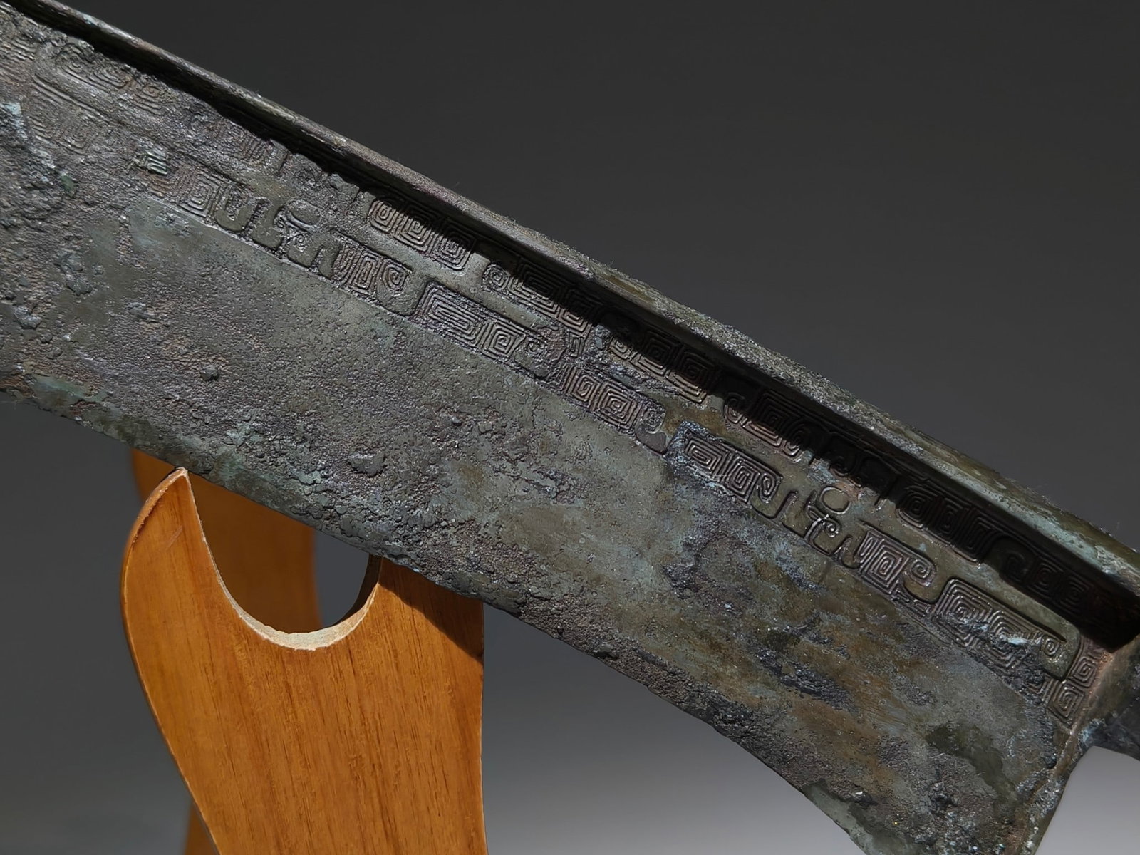 An Archaic Bronze Thunder and Cloud Pattern Machete - 3