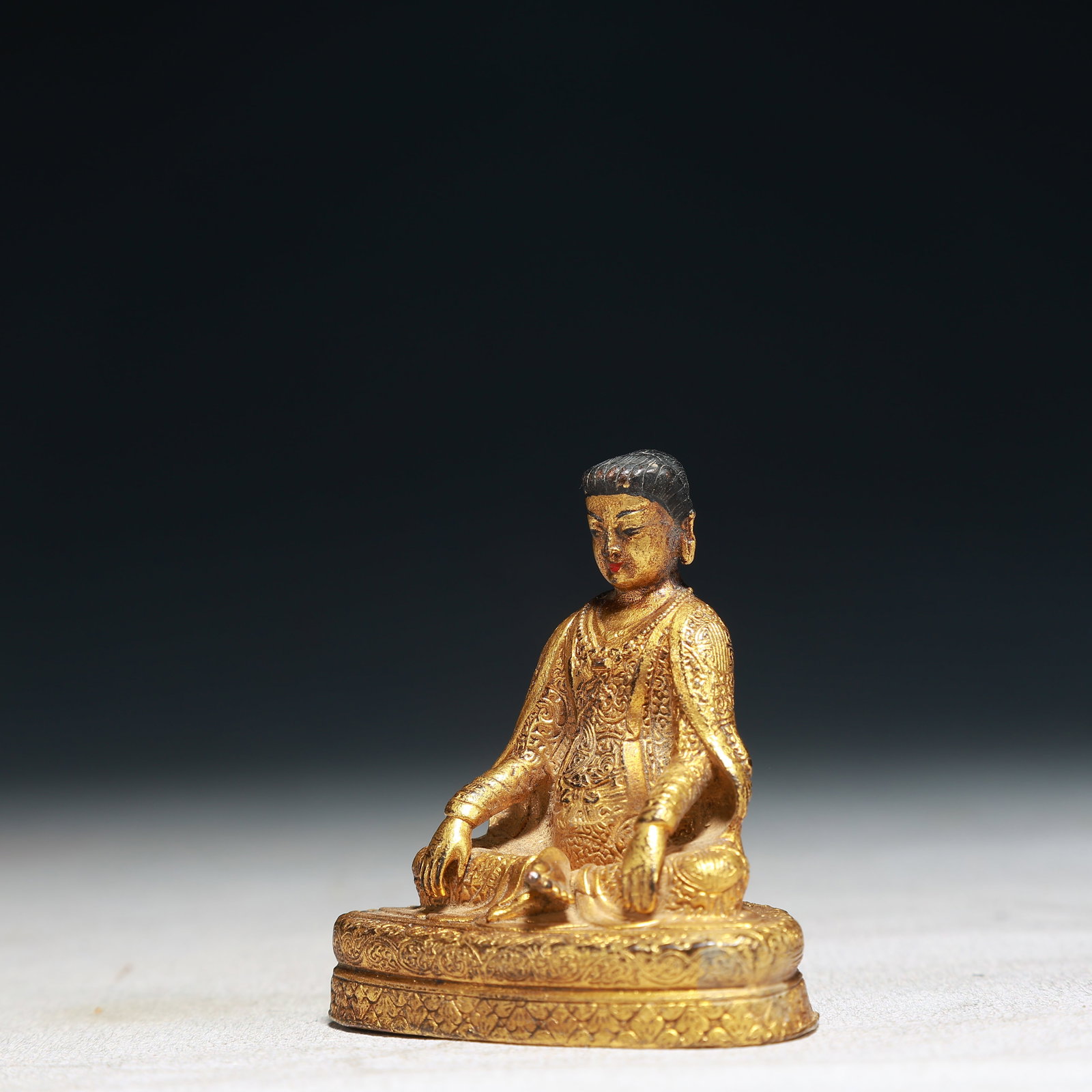A Solemn Gilt Bronze Statue of Sakyamuni - 2