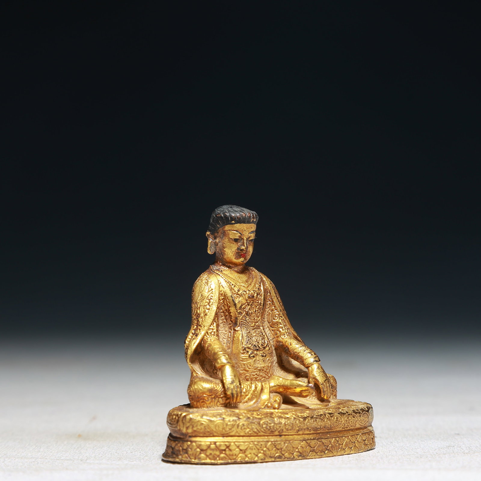 A Solemn Gilt Bronze Statue of Sakyamuni - 3