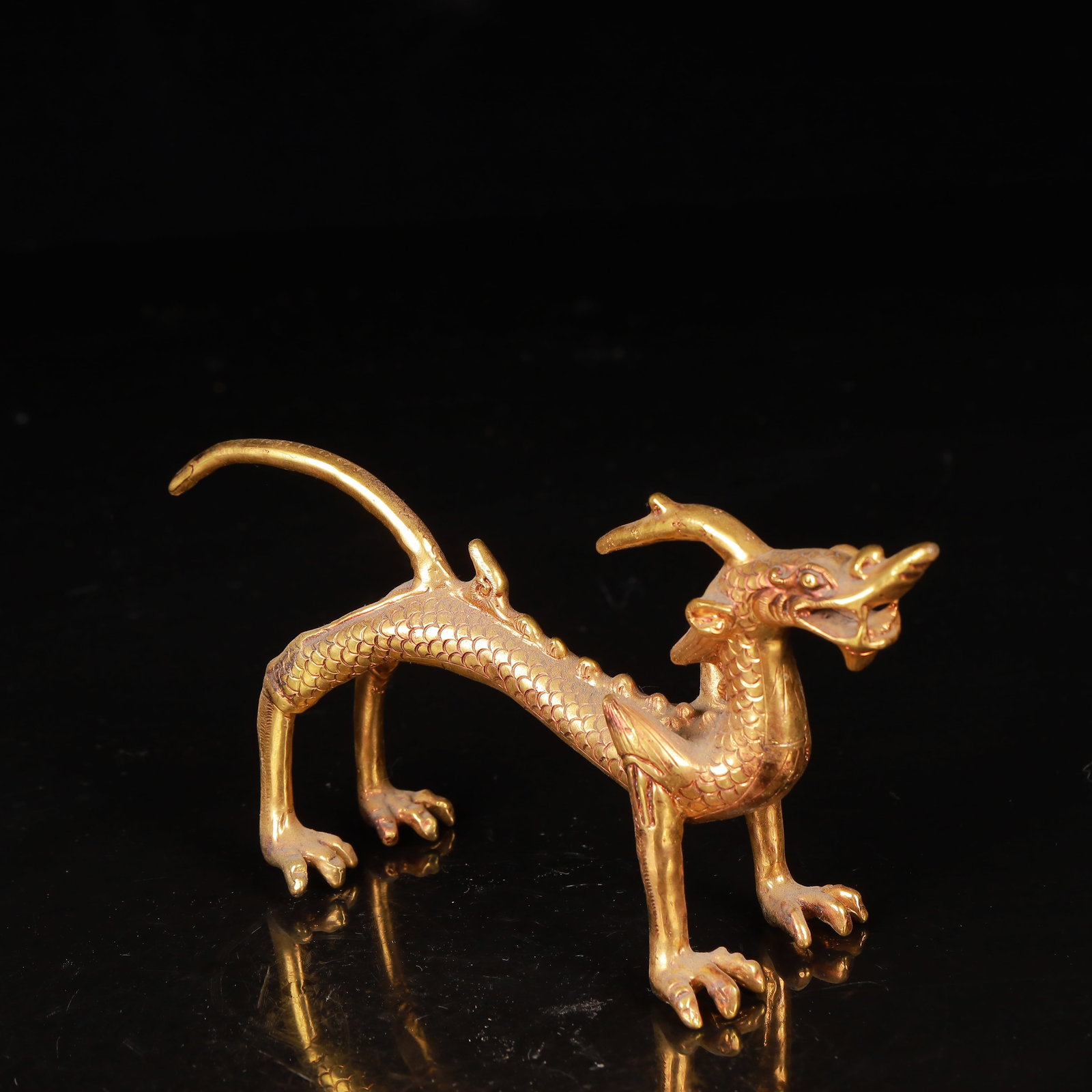 An Exquisite Gilt Bronze Dragon Ornament - 2