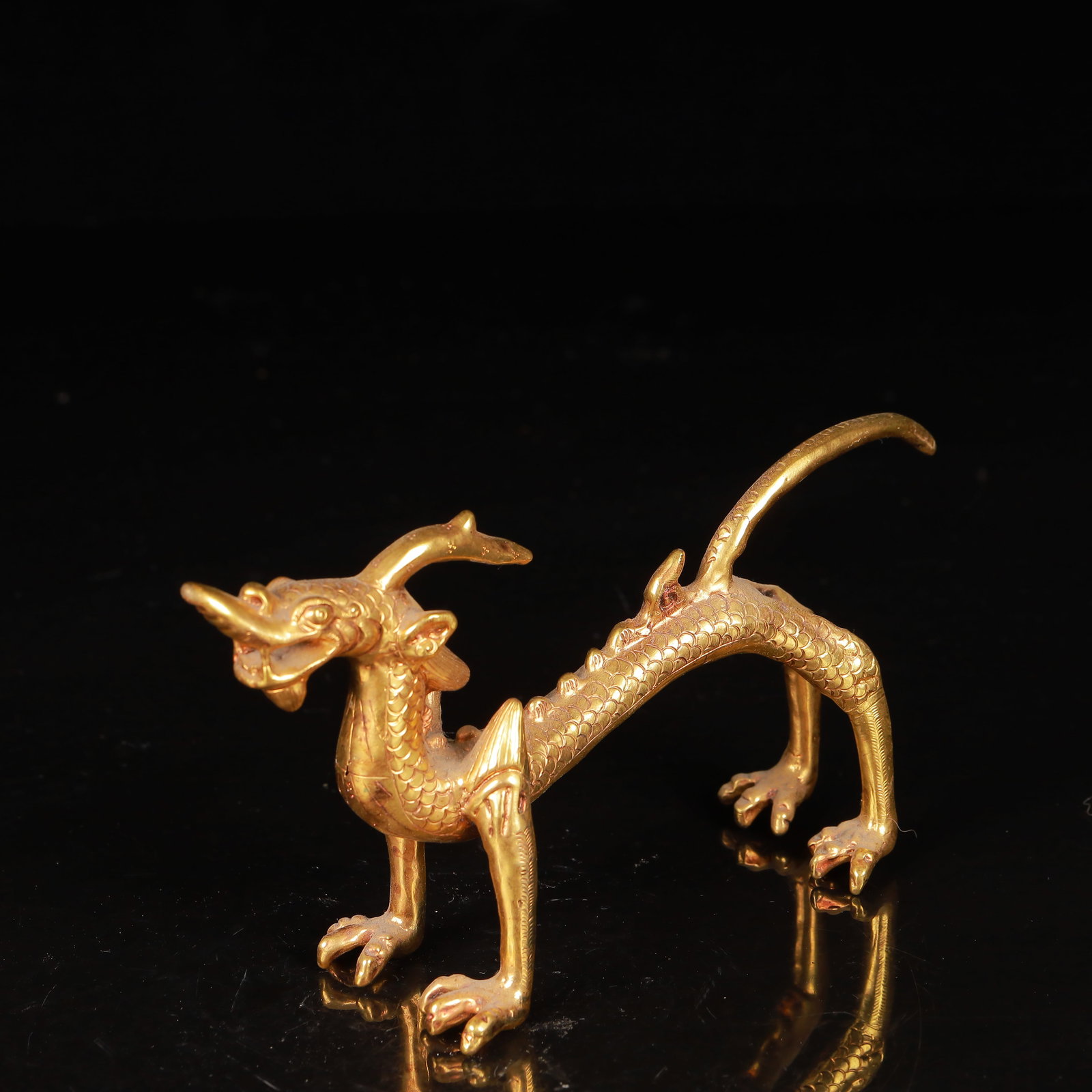 An Exquisite Gilt Bronze Dragon Ornament - 4