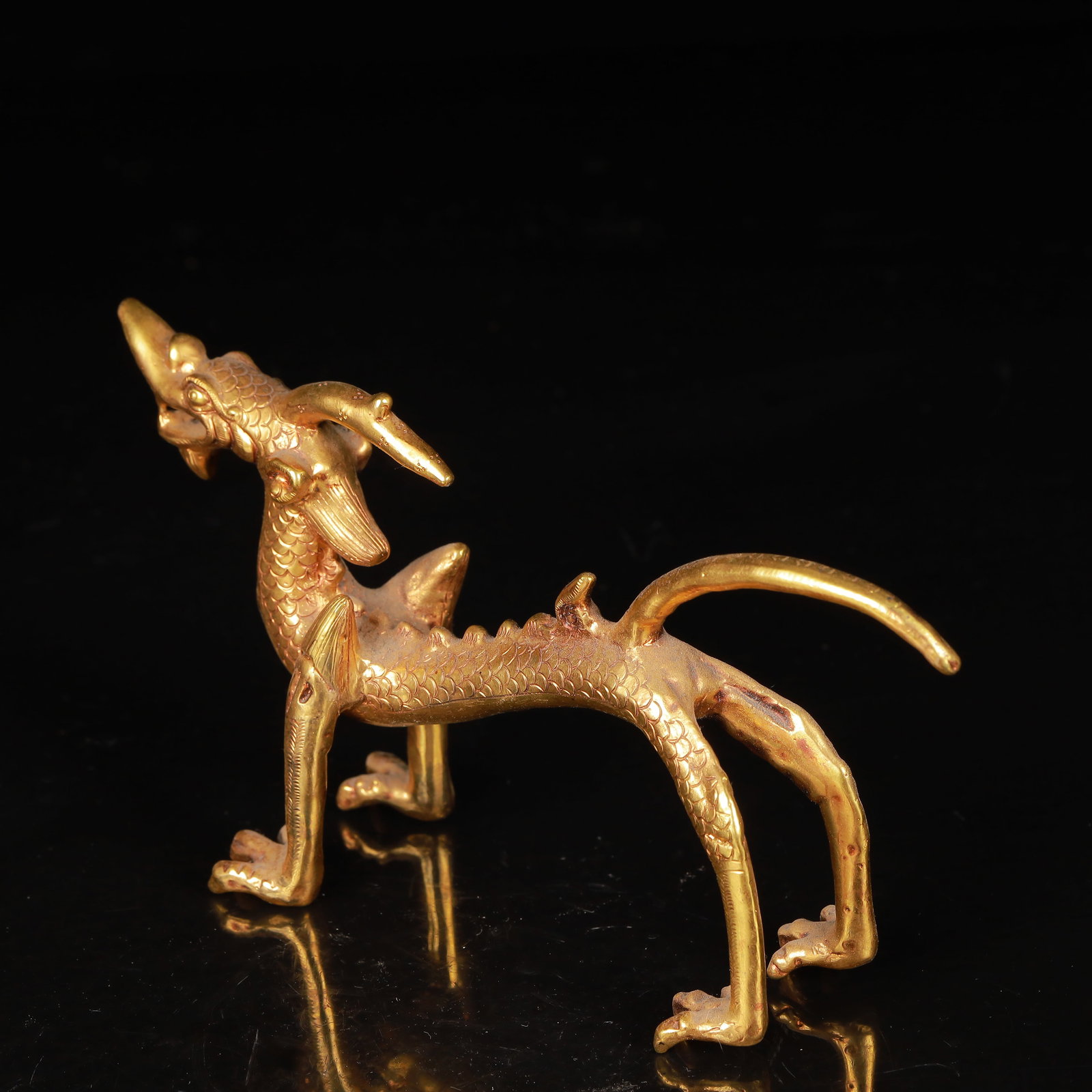 An Exquisite Gilt Bronze Dragon Ornament - 6