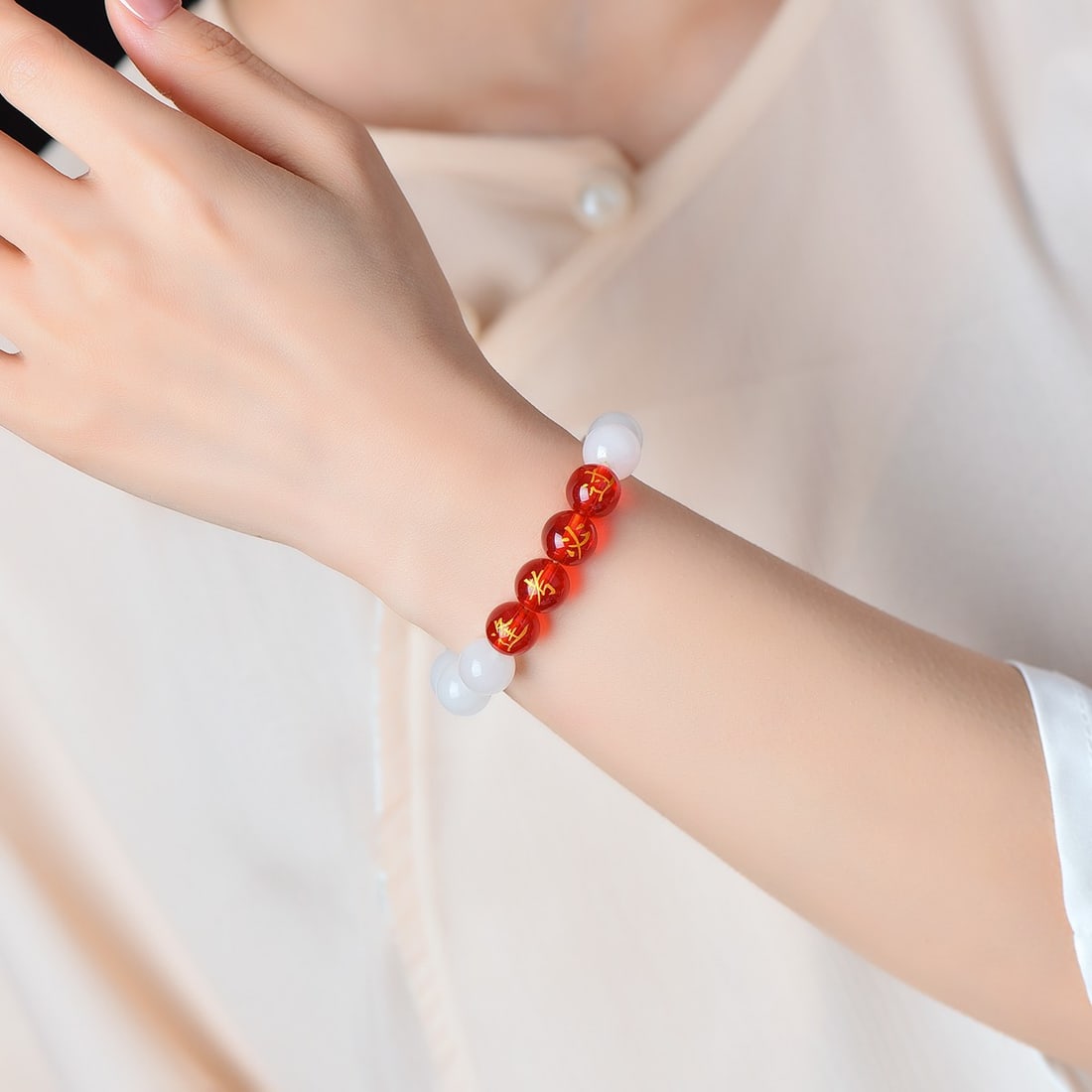 An Exquisite White Jade Bracelets: Estimated Value:200-400 An Exquisite White Jade Bracelets,Size:10mm 寓意: 鱼跃龙门 白玉手串