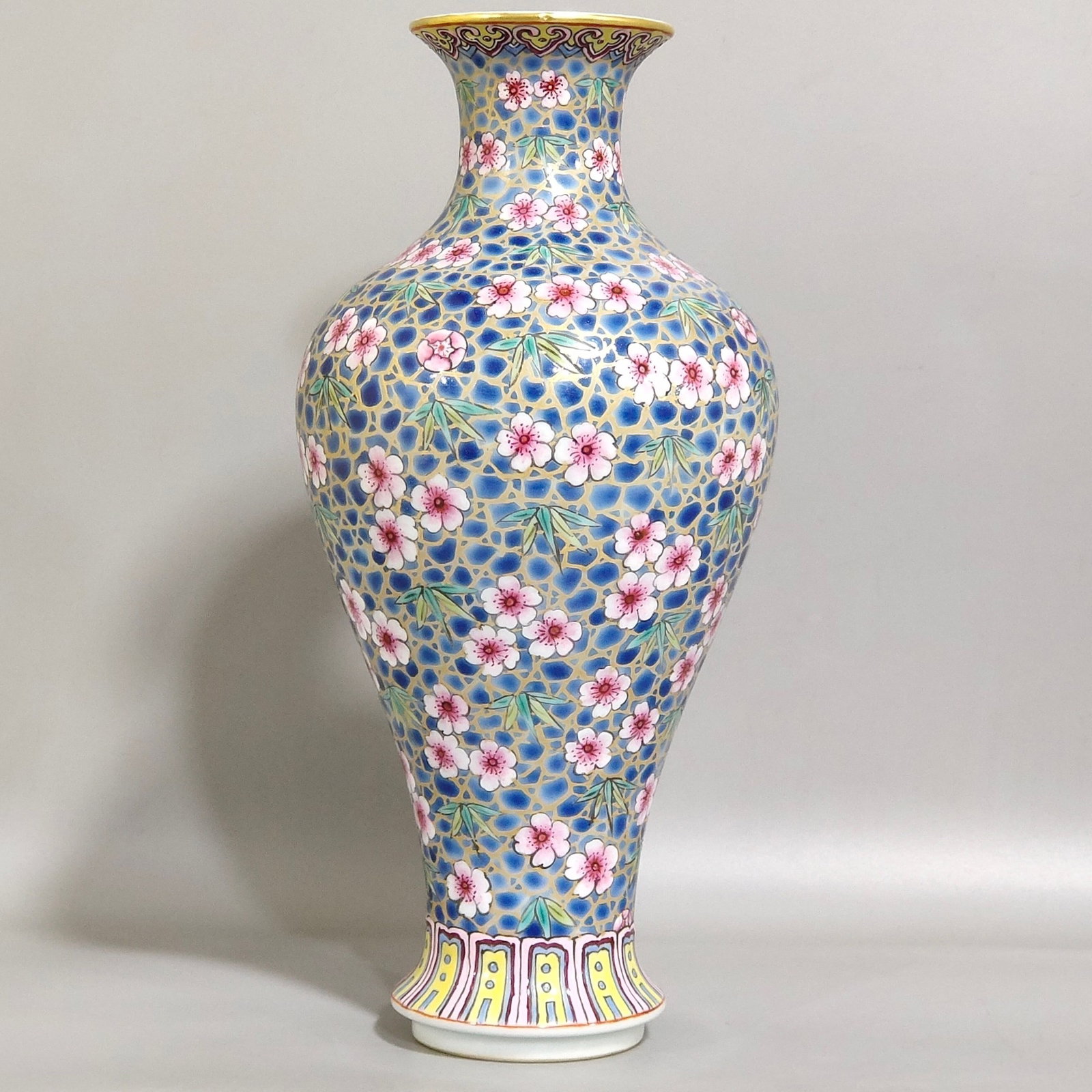 An Exquisite Famille-Rose Painted Gold Plum Blossom Pattern Vase - 3