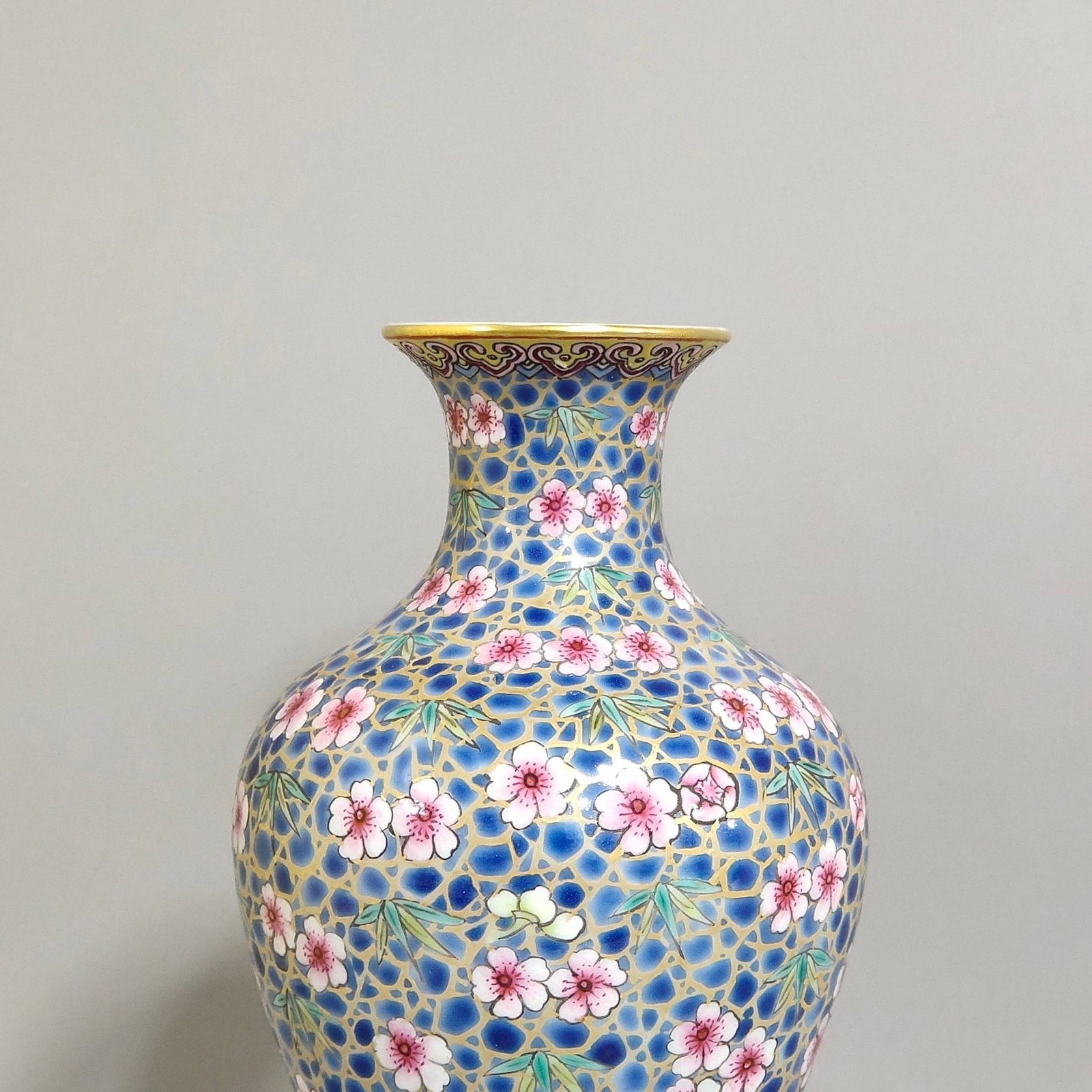 An Exquisite Famille-Rose Painted Gold Plum Blossom Pattern Vase - 5