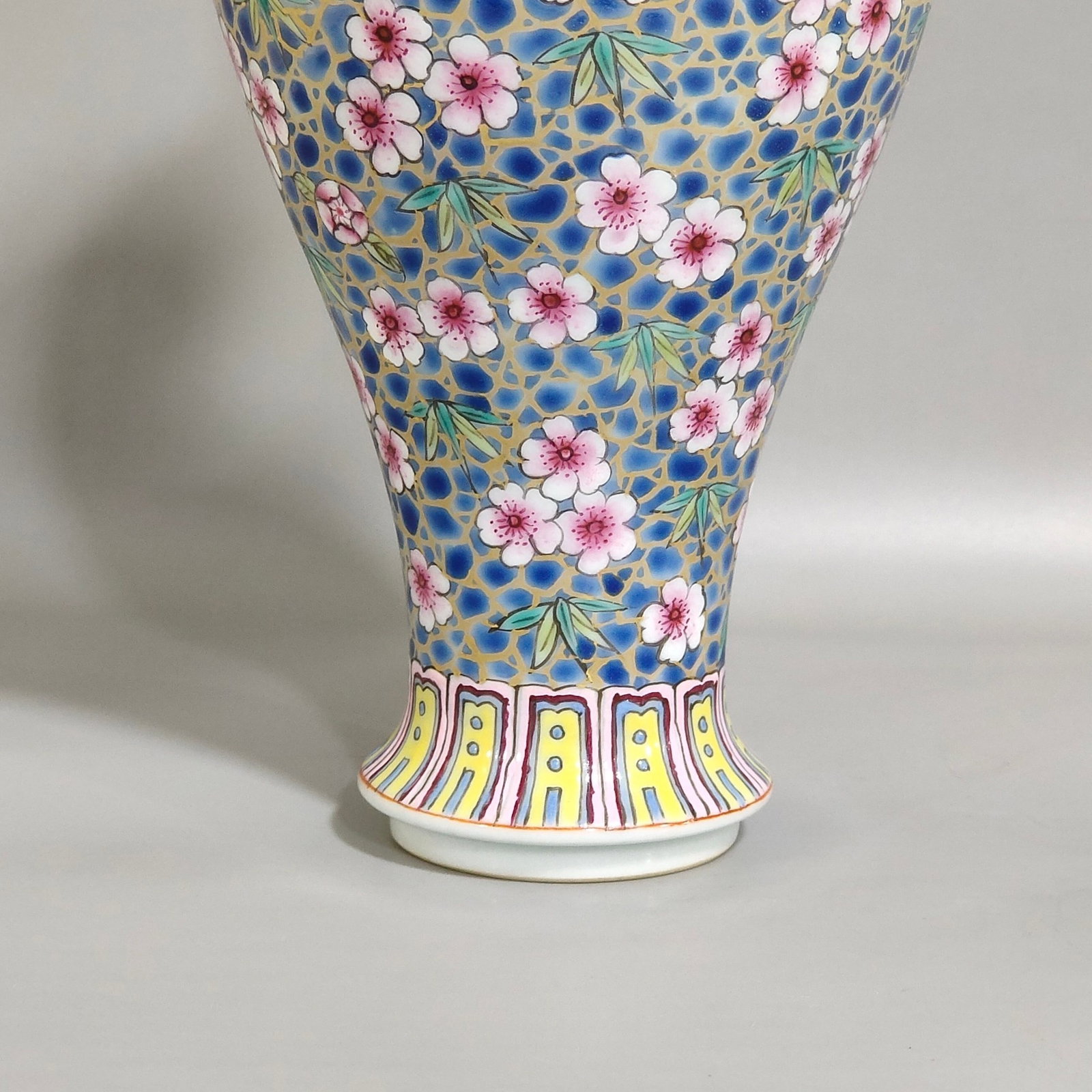 An Exquisite Famille-Rose Painted Gold Plum Blossom Pattern Vase - 6