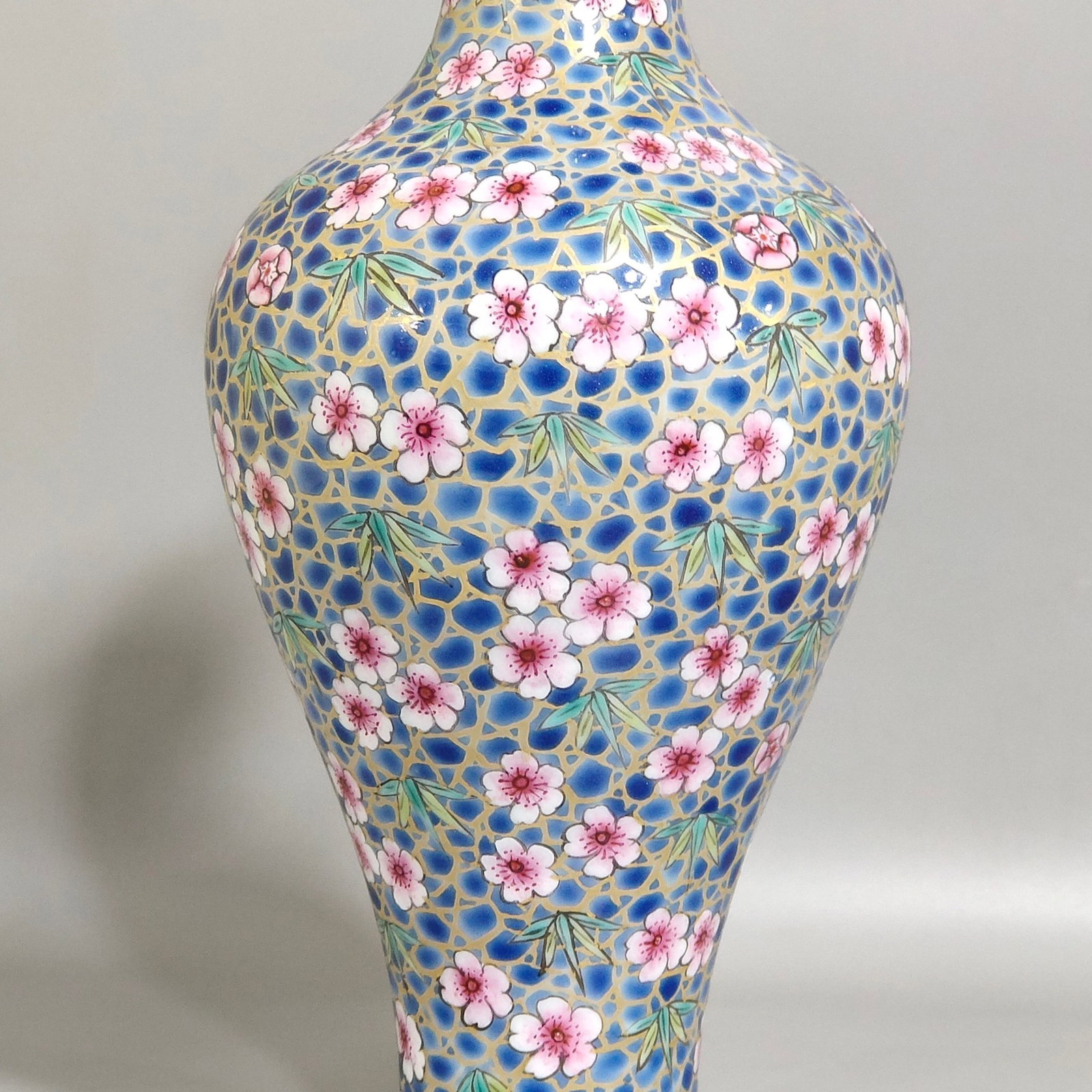 An Exquisite Famille-Rose Painted Gold Plum Blossom Pattern Vase - 7