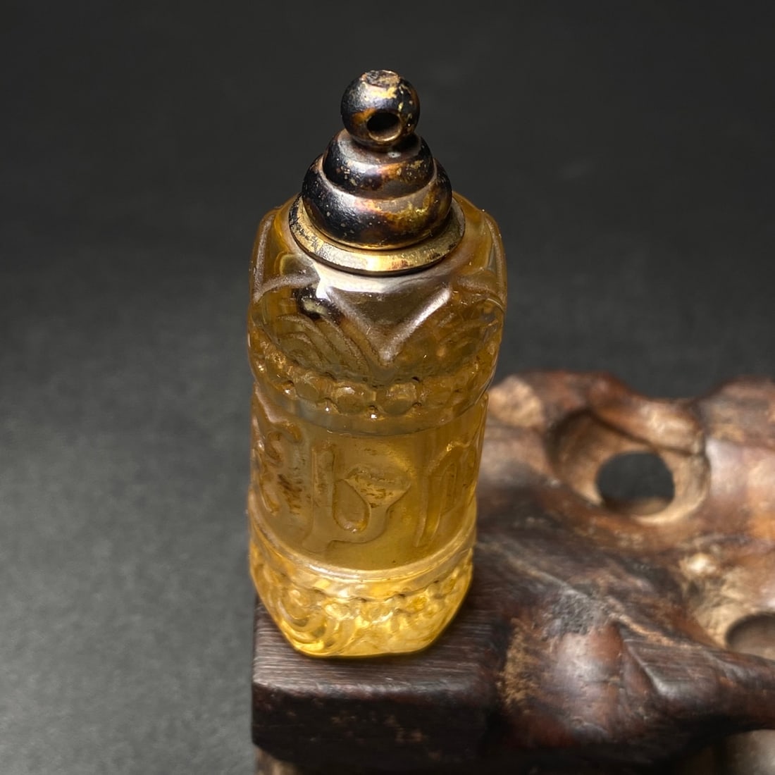 An Exquisite Crystal Bottle Pendant: Estimated Value:400-800 An Exquisite Crystal Bottle Pendant,Size:48mmx18mm,Weight:24.2g 水晶盖瓶挂件