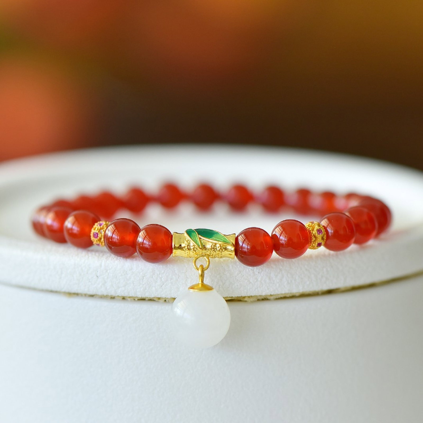 An Exquisite Sterling Silver-Gold Plated Inlaid Agate Bracelet,Inlaid White Jade: Estimated Value:200-400 An Exquisite Sterling Silver-Gold Plated Inlaid Agate Bracelet,Inlaid White Jade,Size:6mm