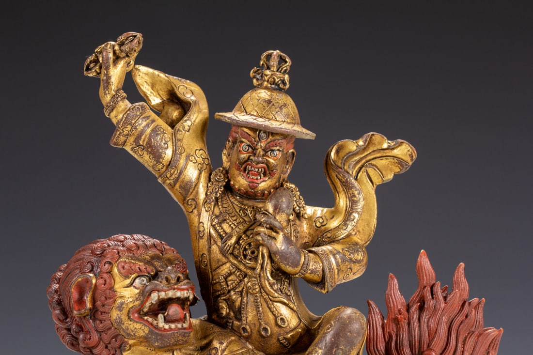 A Solemn Gilt Bronze Statue of Heavenly King - 2