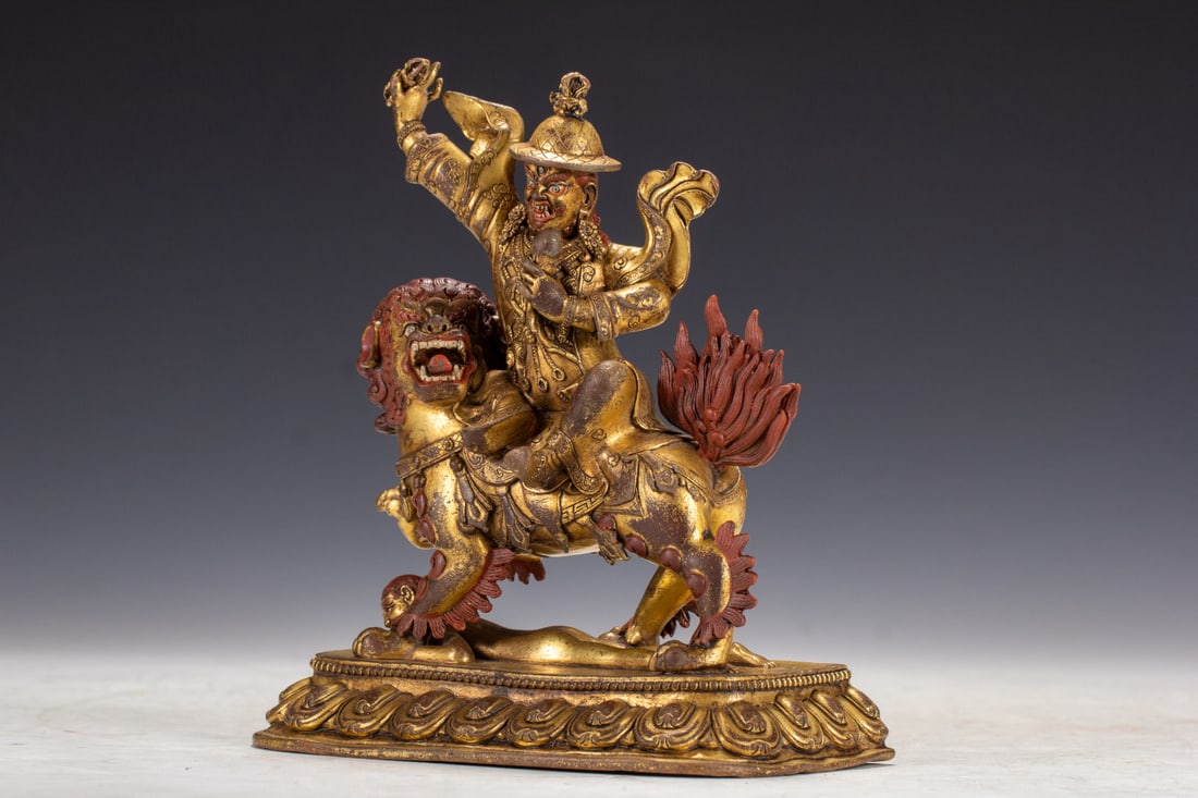 A Solemn Gilt Bronze Statue of Heavenly King - 3