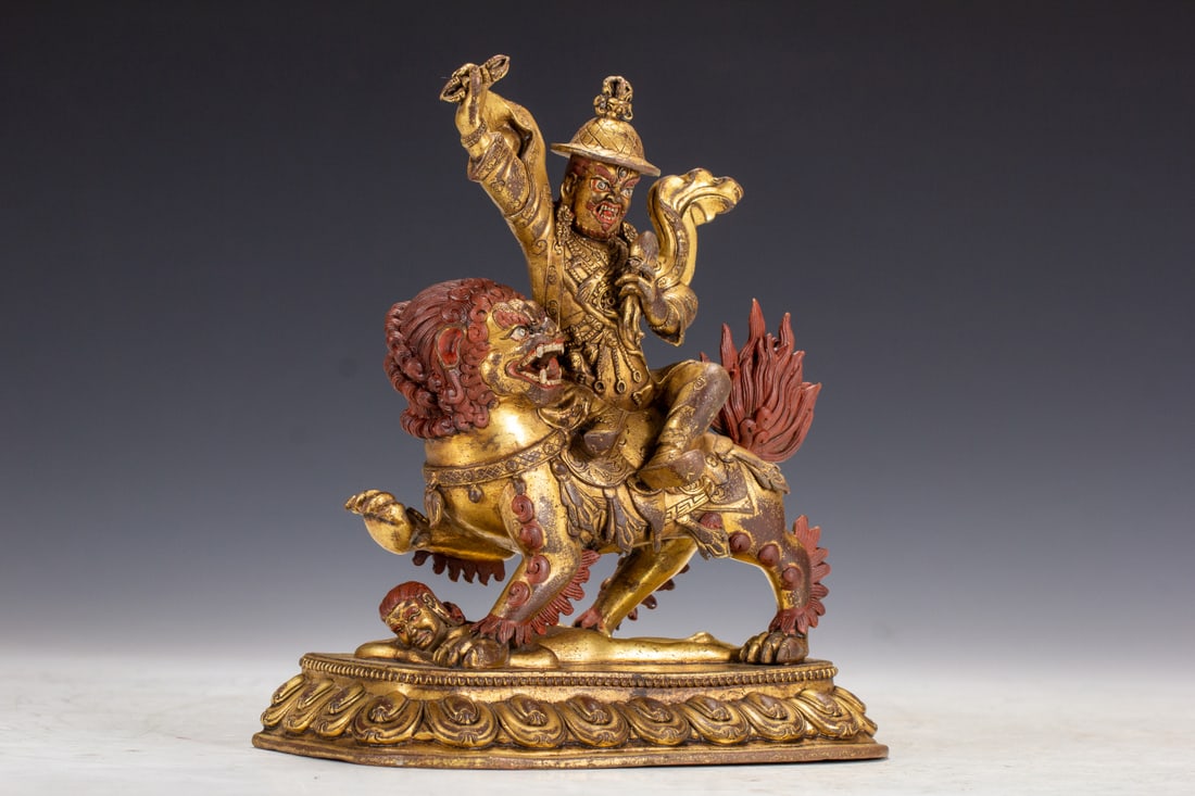 A Solemn Gilt Bronze Statue of Heavenly King - 5
