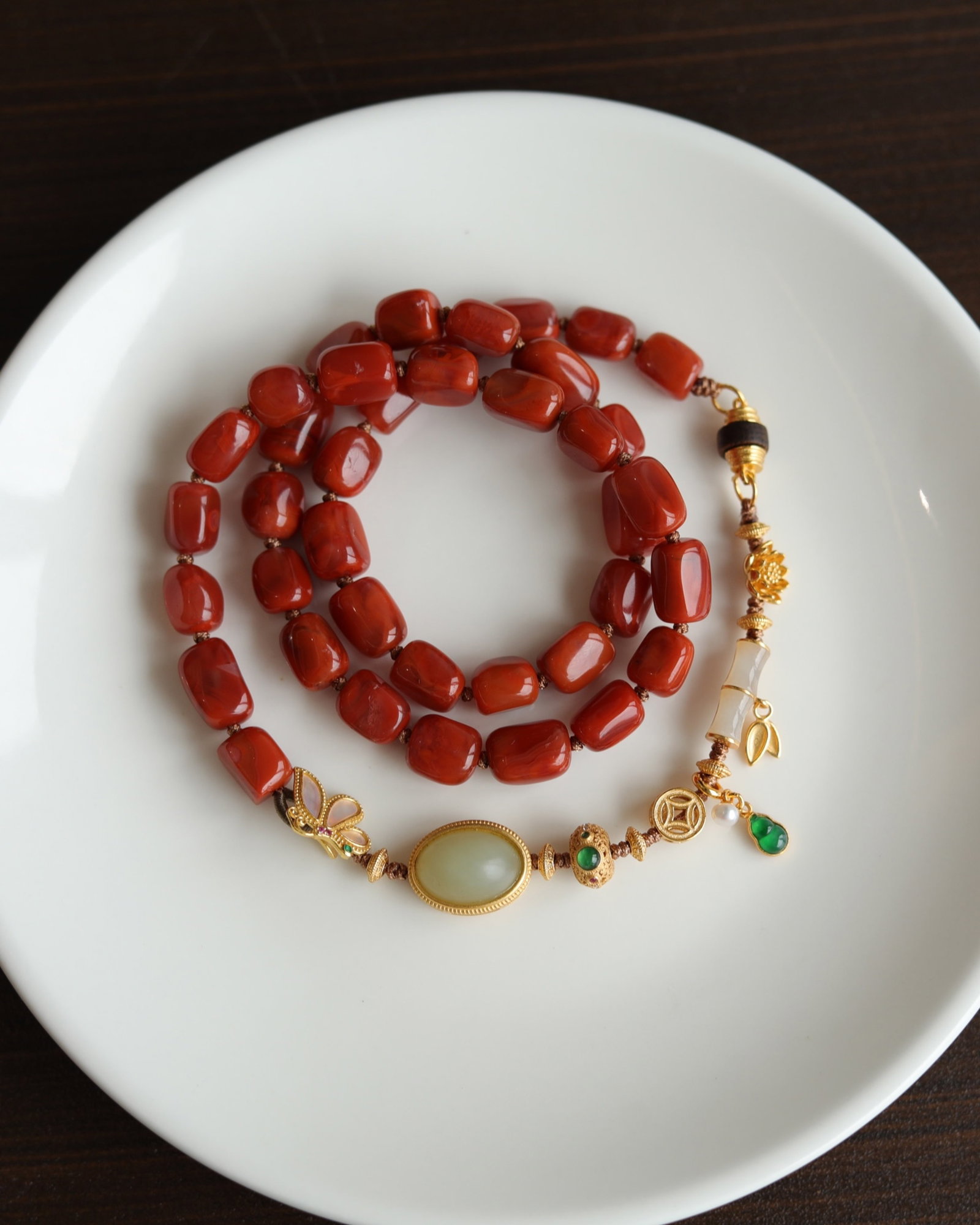An Exquisite Agate Bracelets,Inlaid White Jade: Estimated Value:1000-2000 An Exquisite Agate Bracelets,Inlaid White Jade,Size:8.5mm 玛瑙手串,嵌白玉