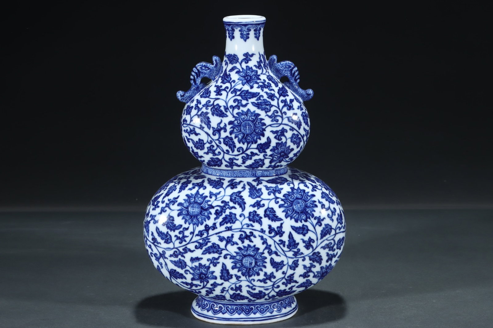 A Rare Blue and White Lotus Pattern Double-Ears Gourd Vase,With Vertical Scroll Painting on Silk - 3