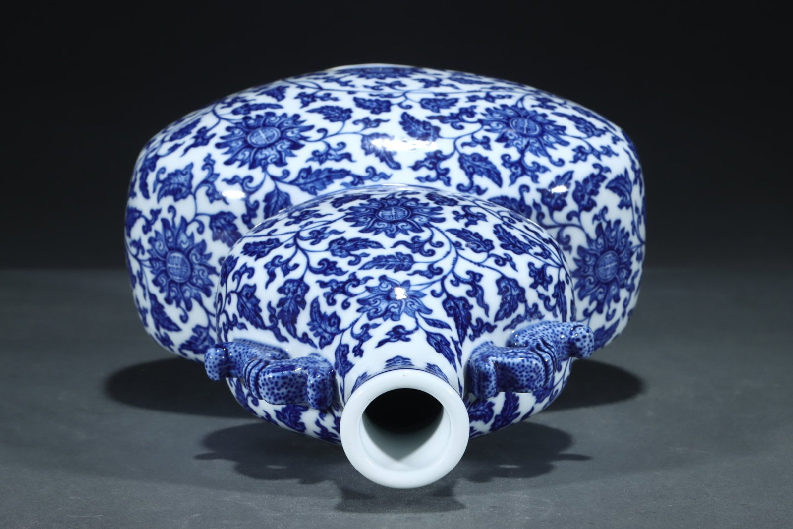 A Rare Blue and White Lotus Pattern Double-Ears Gourd Vase,With Vertical Scroll Painting on Silk - 4