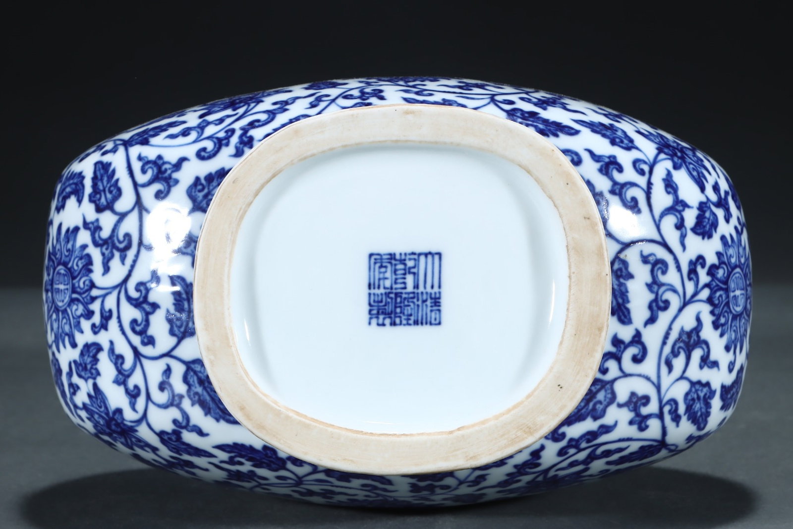 A Rare Blue and White Lotus Pattern Double-Ears Gourd Vase,With Vertical Scroll Painting on Silk - 5