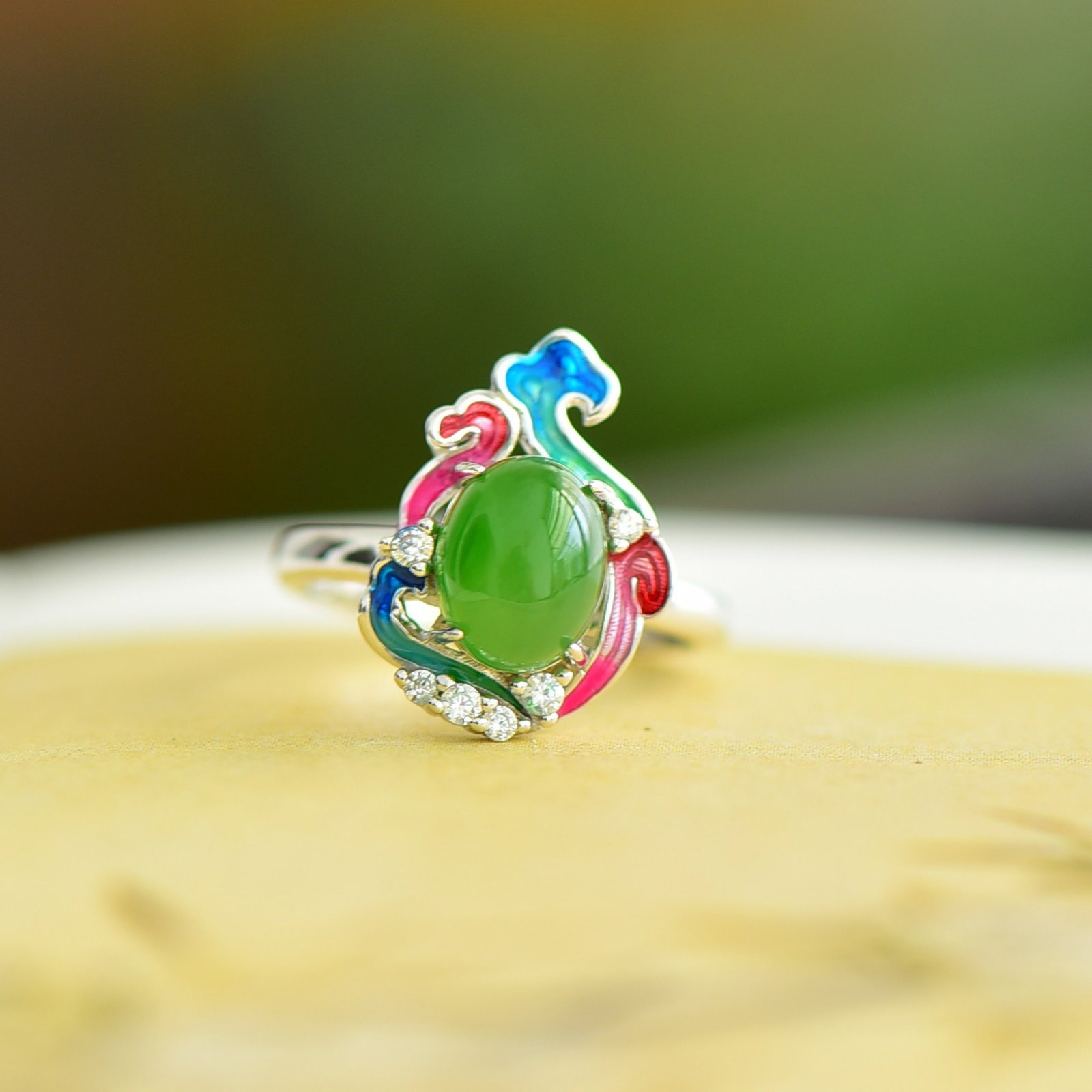 An Exquisite Sterling Silver Inlaid Jasper Enamel Ring: Estimated Value:200-400 An Exquisite Sterling Silver Inlaid Jasper Enamel Ring 纯银镶碧玉珐琅戒指