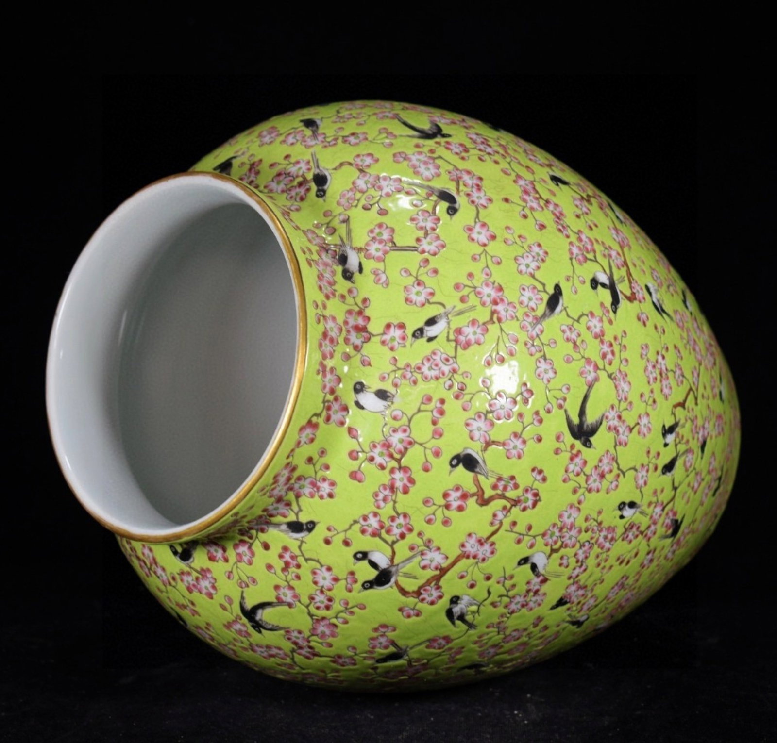 A Rare Green Ground Famille-Rose Painted Gold Flower and Bird Pattern Jar - 4