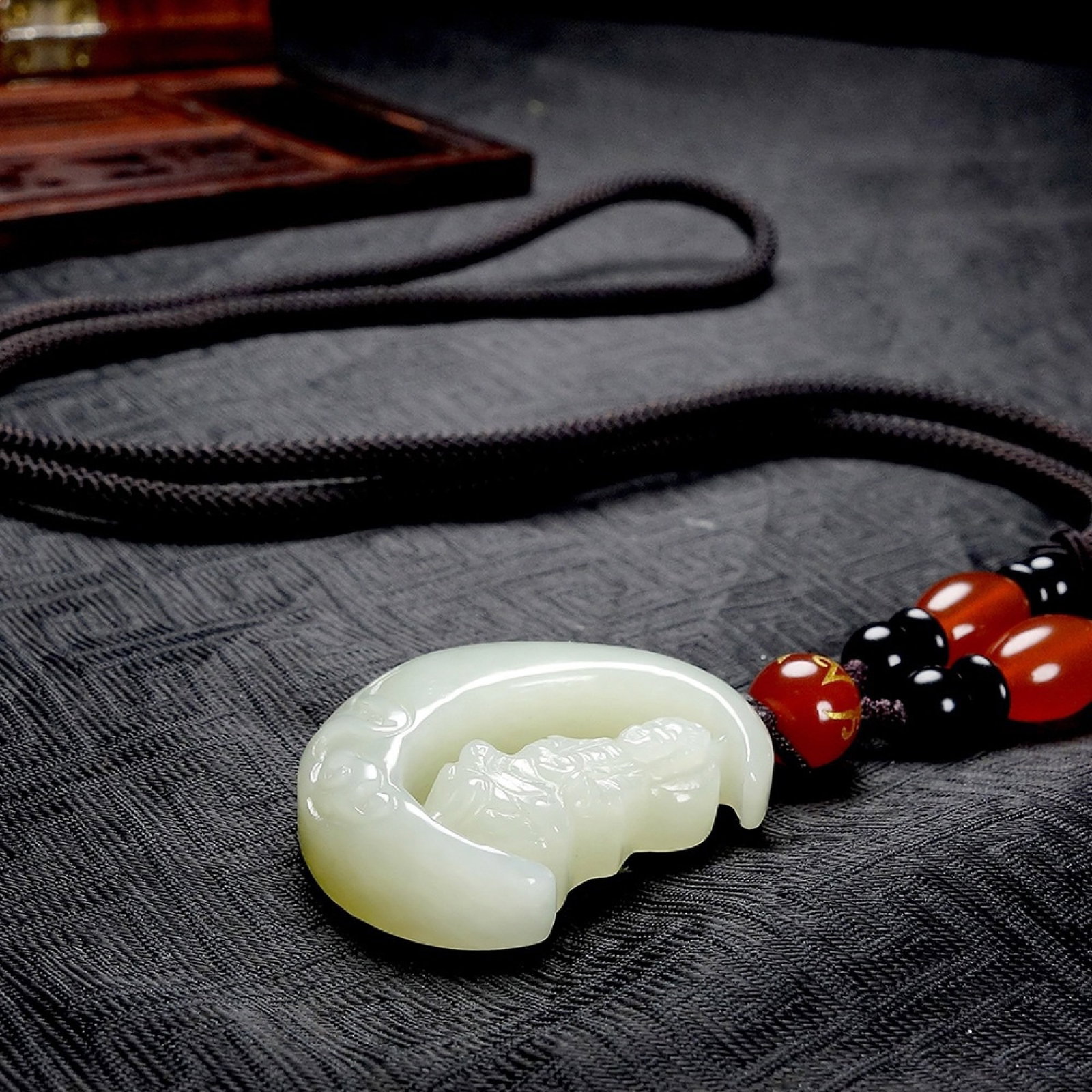 An Exquisite White Jade Statue of Avalokitesvara Pendant - 6