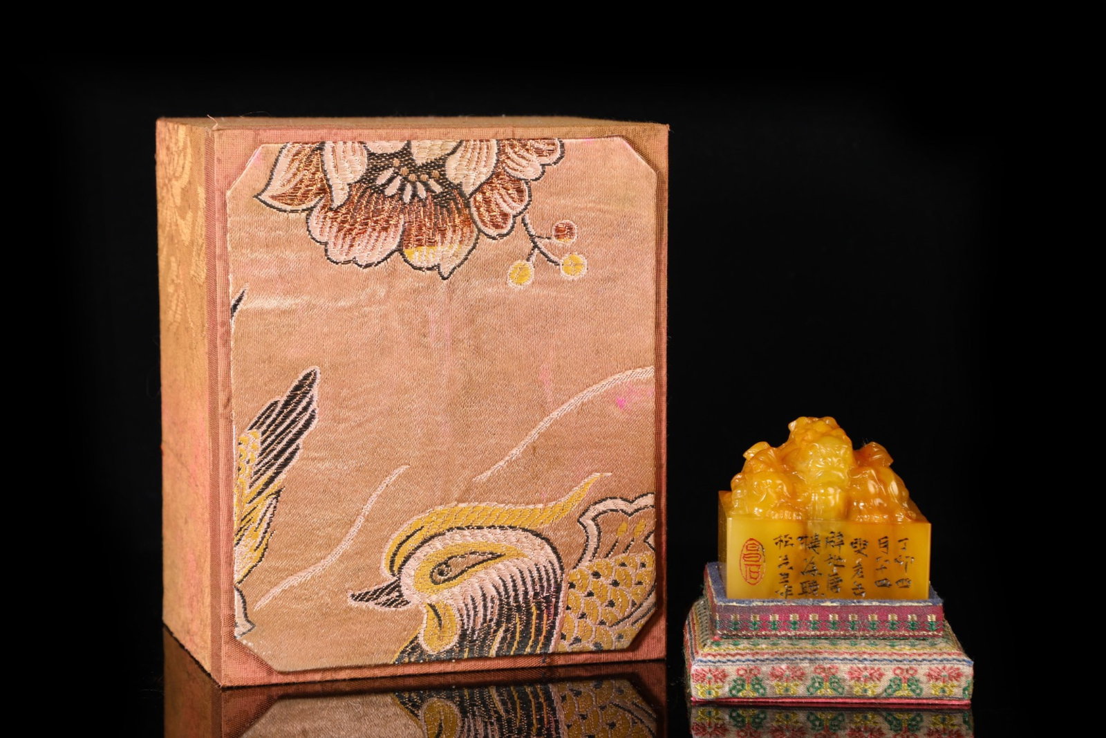 An Exquisite Tianhuang Stone Dragon Pattern Seal,With Poem: Estimated Value:2400-4800 An Exquisite Tianhuang Stone Dragon Pattern Seal,With Poem,Qing Dynasty, China,Lao Fou Mark,Size:2.4inx2.6in,Weight:492g 田黄石龙纹印ĺ