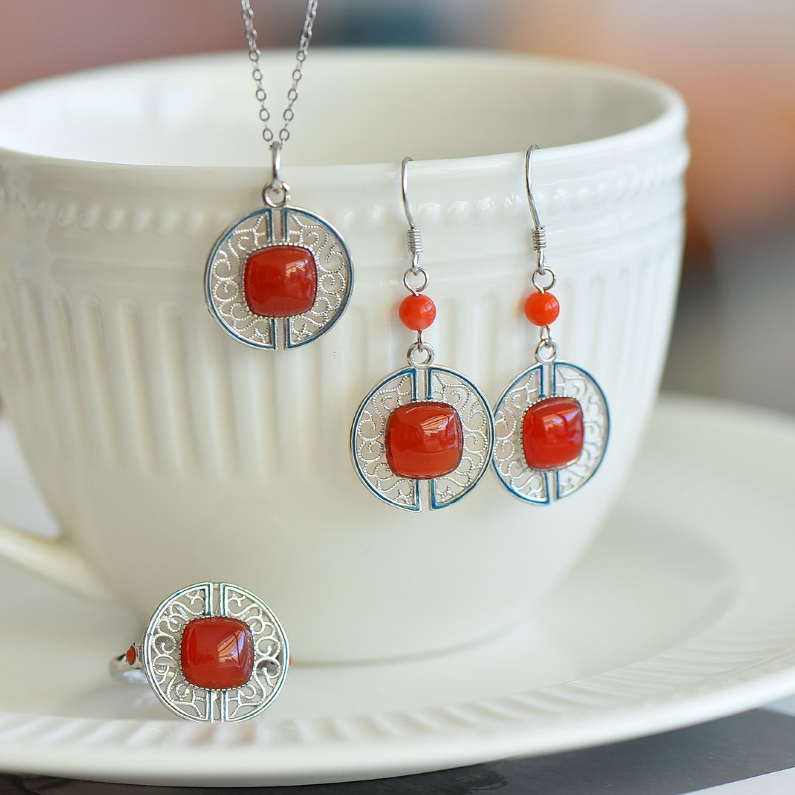 A Set of Fine Sterling Silver Inlaid Agate Jewelrys: Estimated Value:520-1040 A Set of Fine Sterling Silver Inlaid Agate Jewelrys 一套纯银镶玛瑙首饰