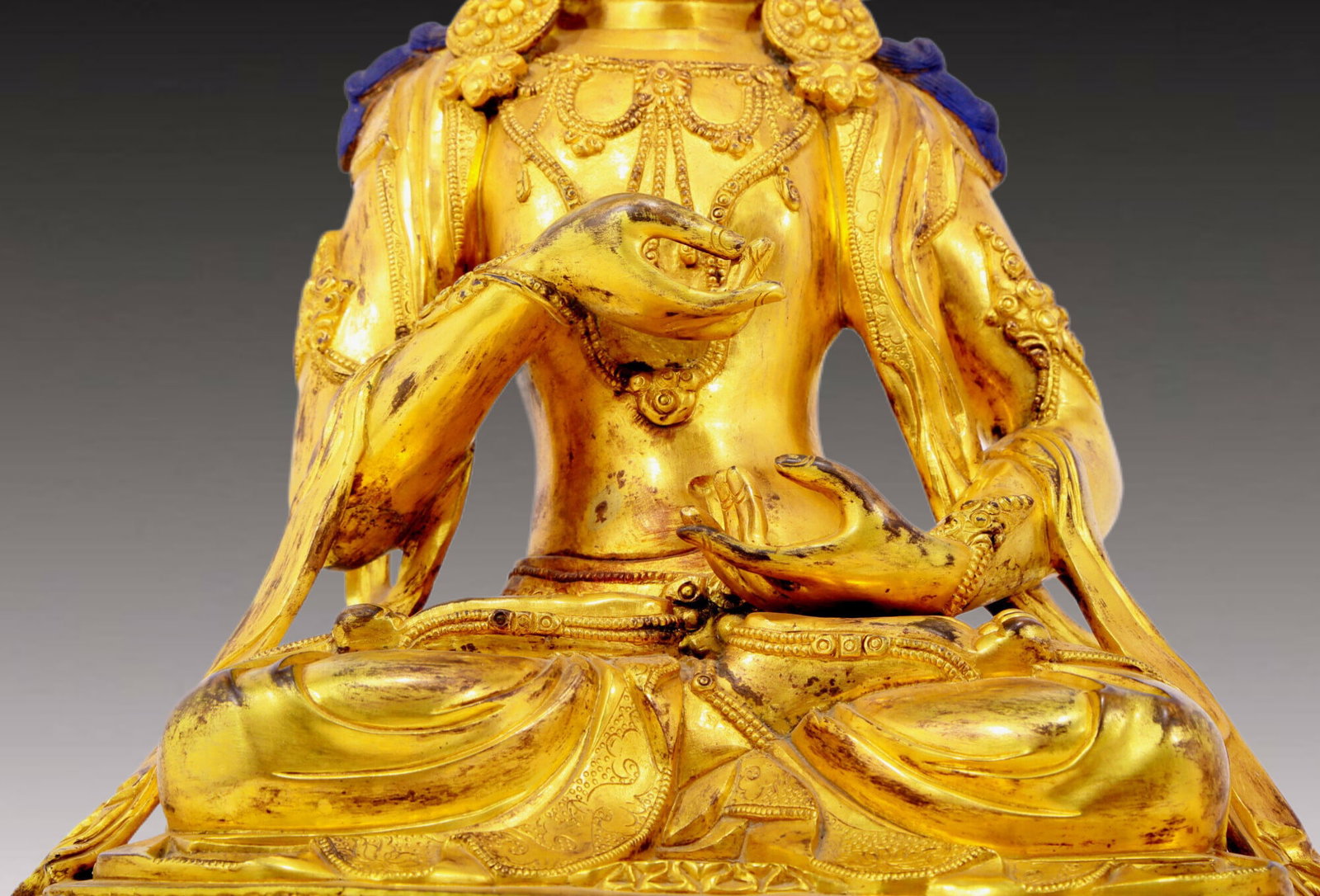 A solemn gilt bronze statue of Bodhisattva - 3