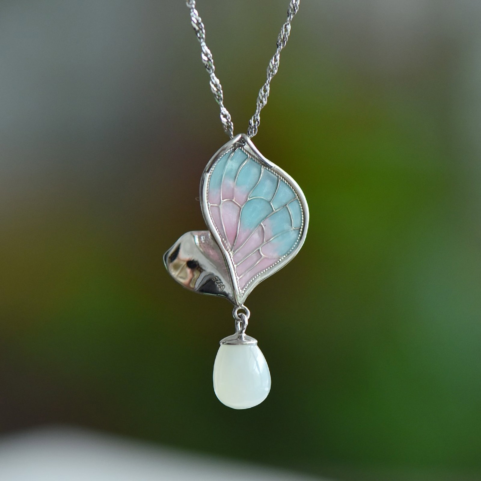 An Exquisite Sterling Silver Inlaid White Jade Pendant: Estimated Value:200-400 An Exquisite Sterling Silver Inlaid White Jade Pendant,Size:7mmx10mm 纯银镶白玉吊坠