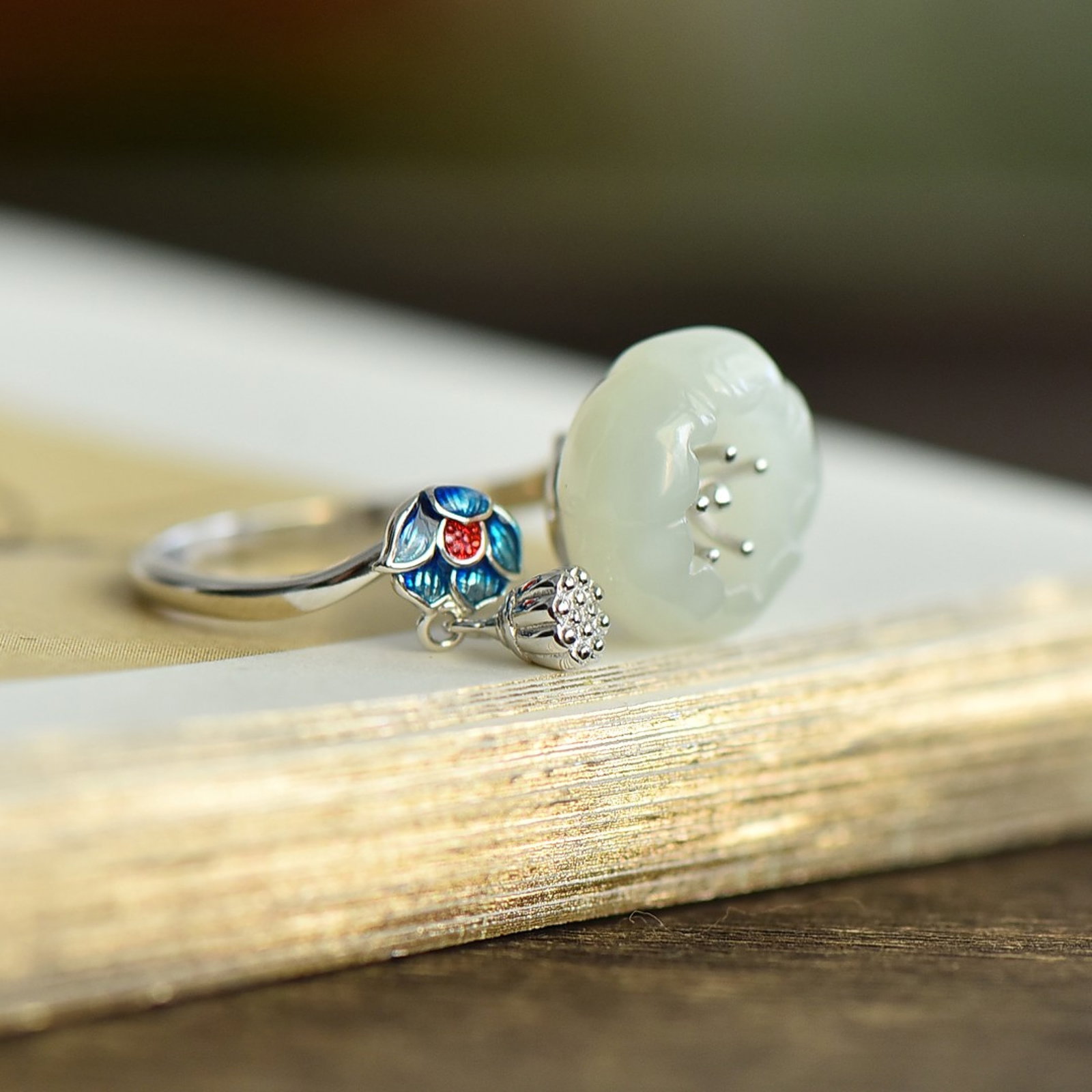 An Exquisite Sterling Silver-Gold Plated Inlaid White Jade Ring - 3