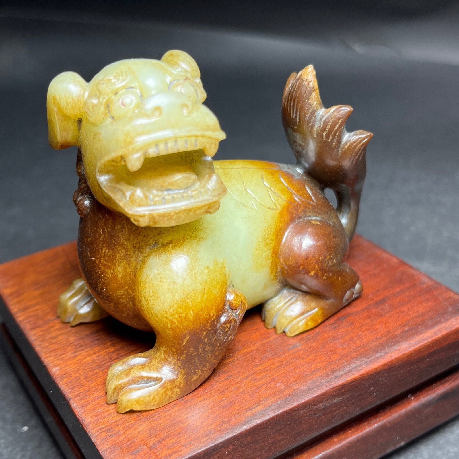 An Exquisite White Jade Lion Ornament - 2