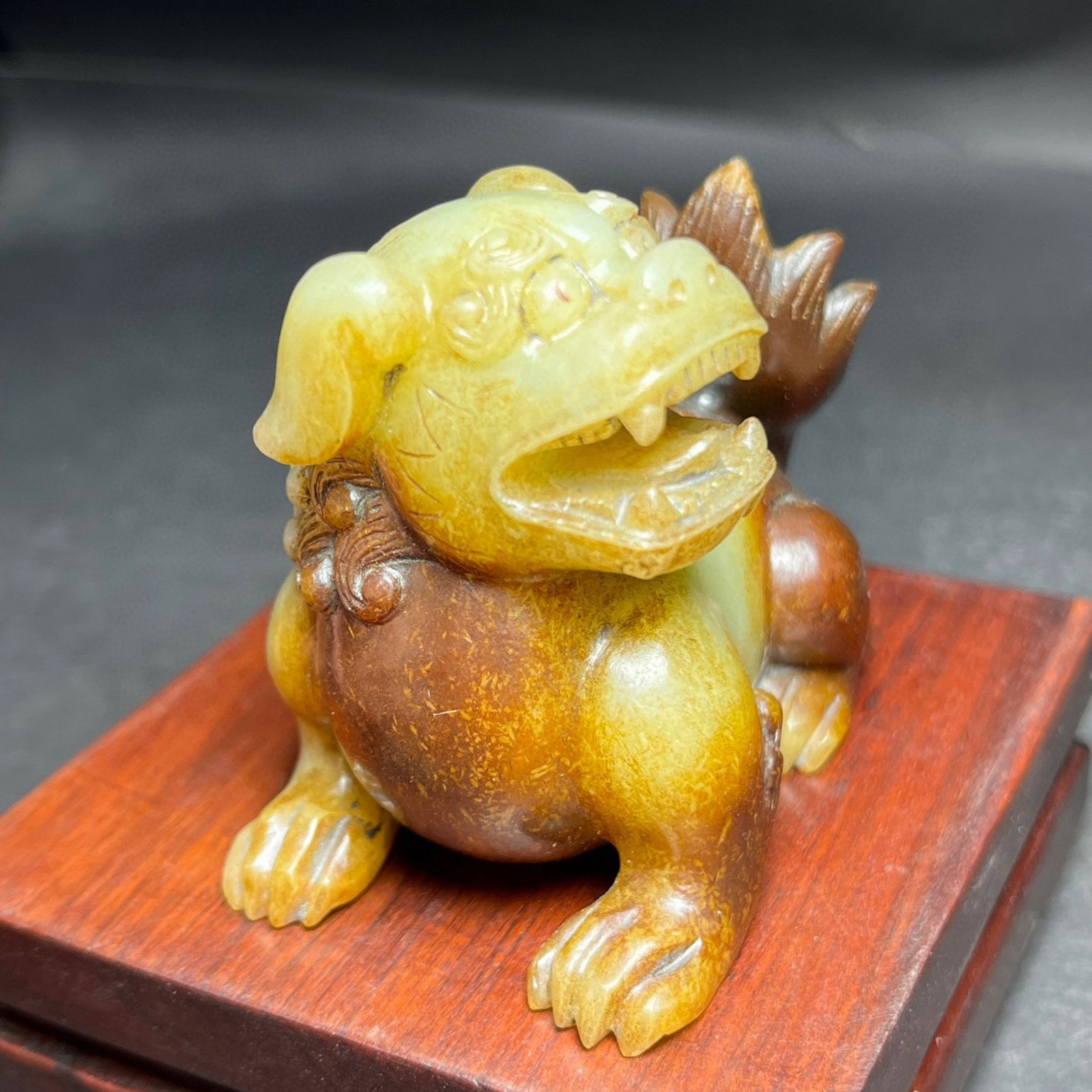 An Exquisite White Jade Lion Ornament - 3