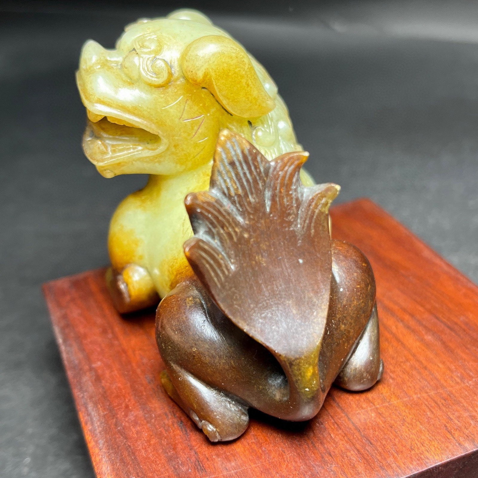 An Exquisite White Jade Lion Ornament - 6