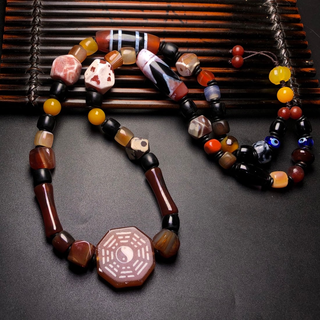 An Exquisite Agate Necklace: Estimated Value:400-800 An Exquisite Agate Necklace,Size:8mm,39mmx14mm 玛瑙项链