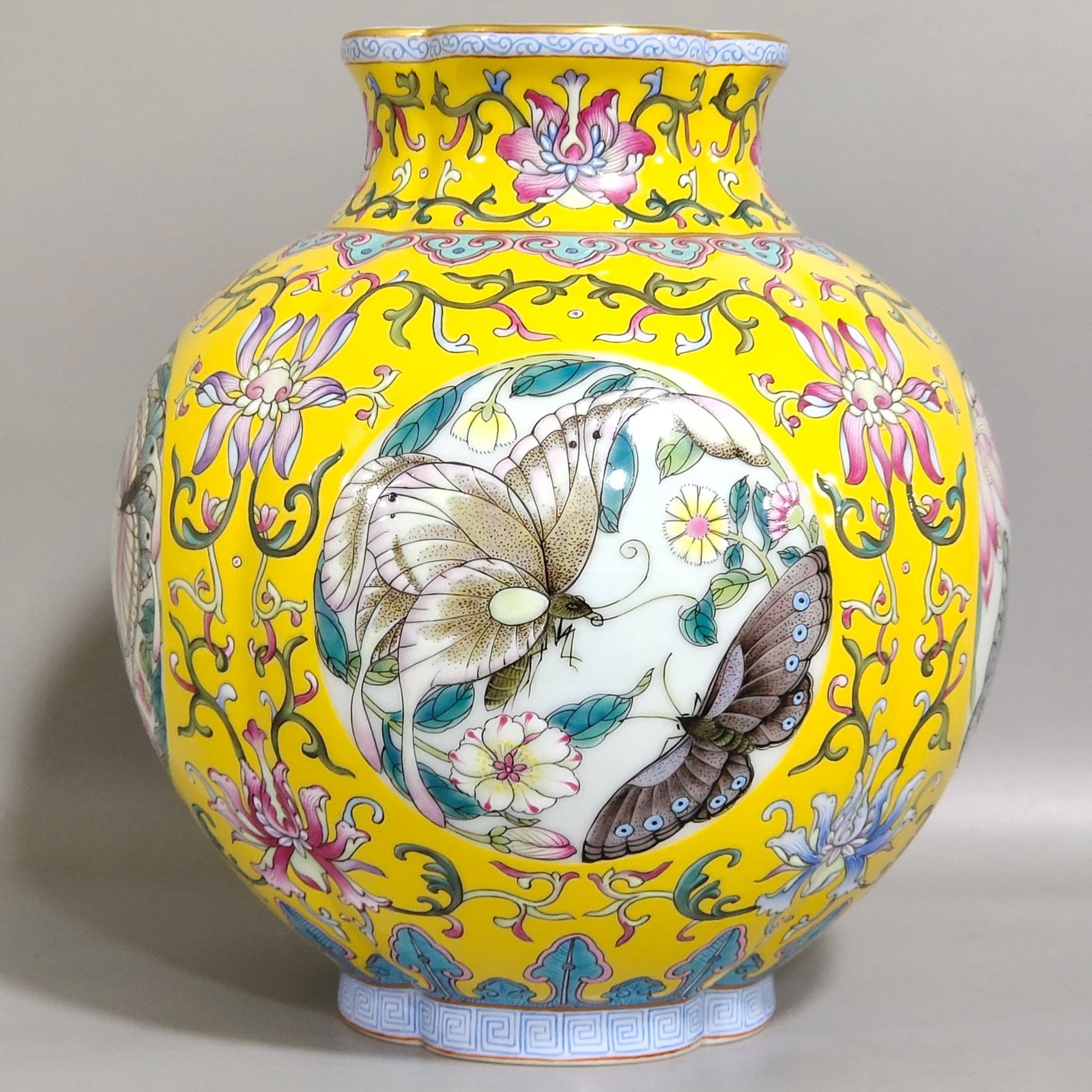 A Pair of Exquisite Yellow Ground Famille-Rose Painted Gold Flower and Butterfly Pattern Jars - 2