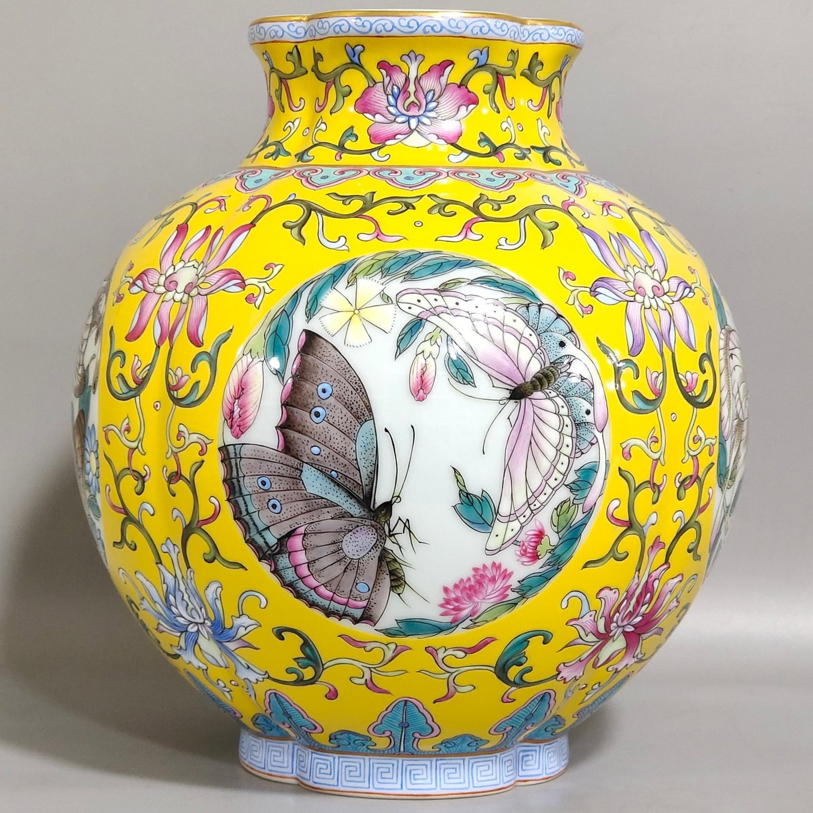 A Pair of Exquisite Yellow Ground Famille-Rose Painted Gold Flower and Butterfly Pattern Jars - 3