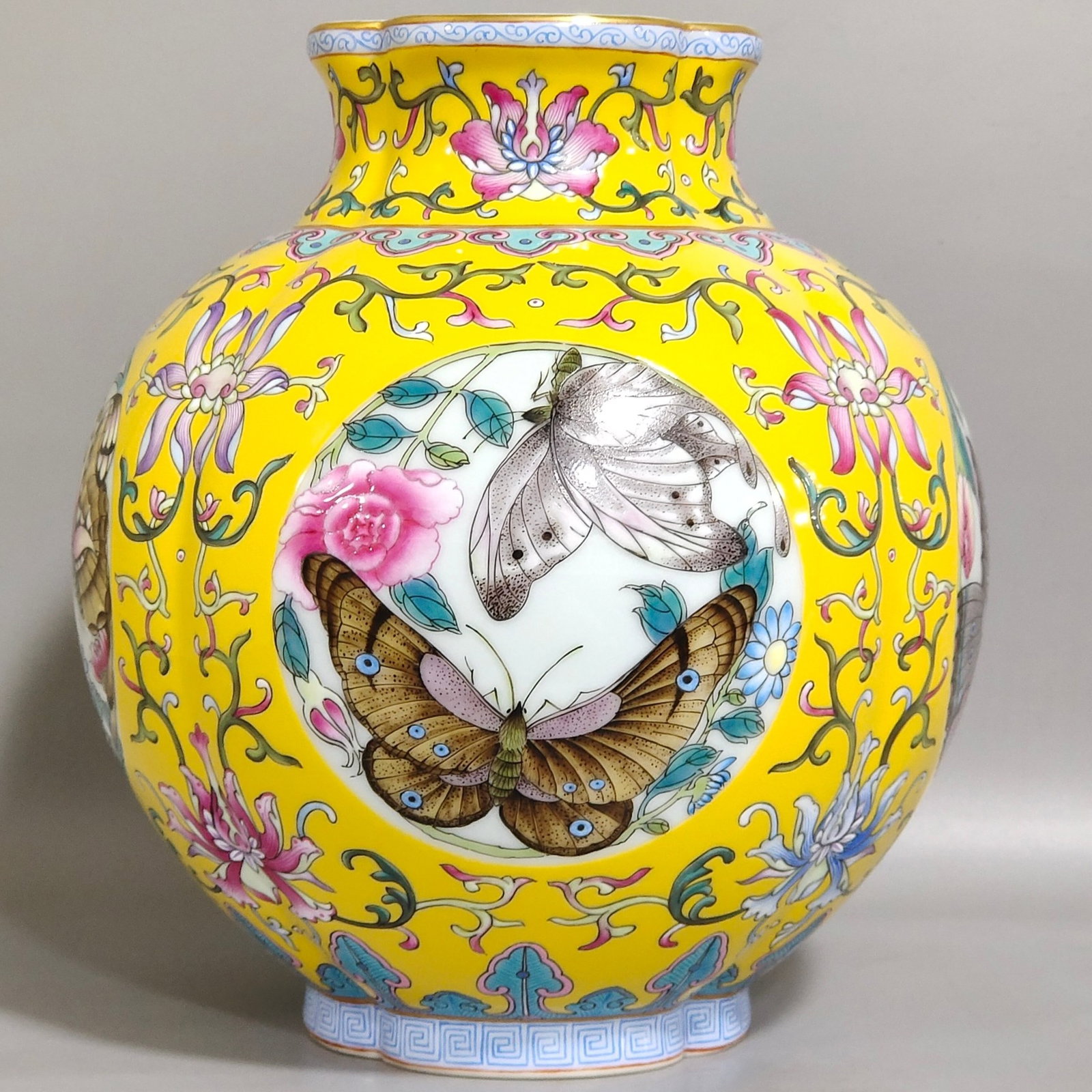 A Pair of Exquisite Yellow Ground Famille-Rose Painted Gold Flower and Butterfly Pattern Jars - 4