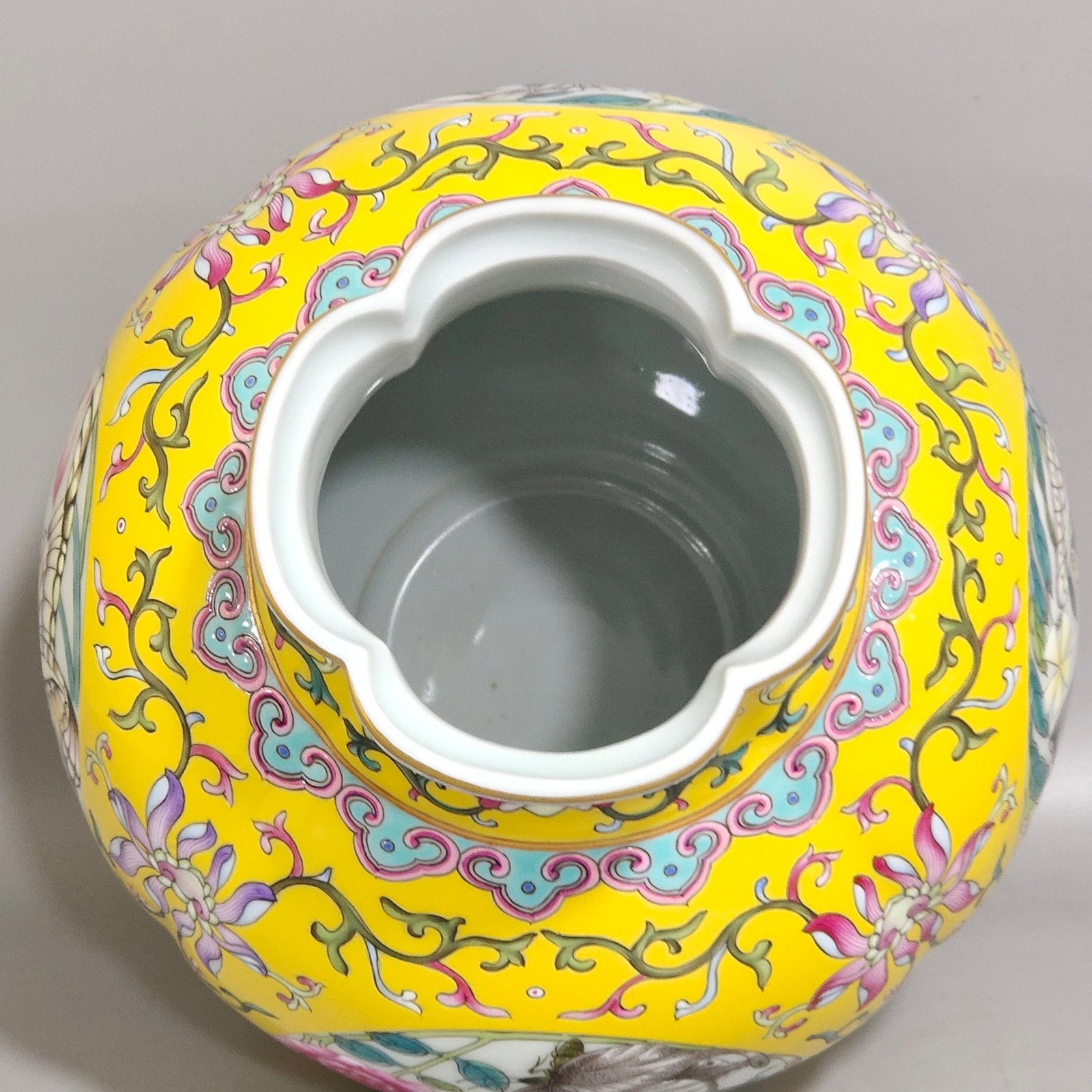A Pair of Exquisite Yellow Ground Famille-Rose Painted Gold Flower and Butterfly Pattern Jars - 5