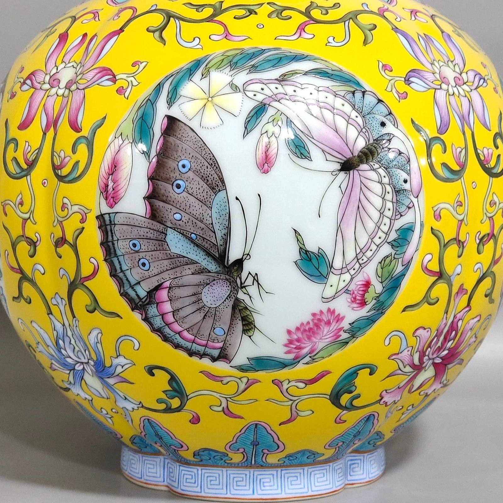 A Pair of Exquisite Yellow Ground Famille-Rose Painted Gold Flower and Butterfly Pattern Jars - 6