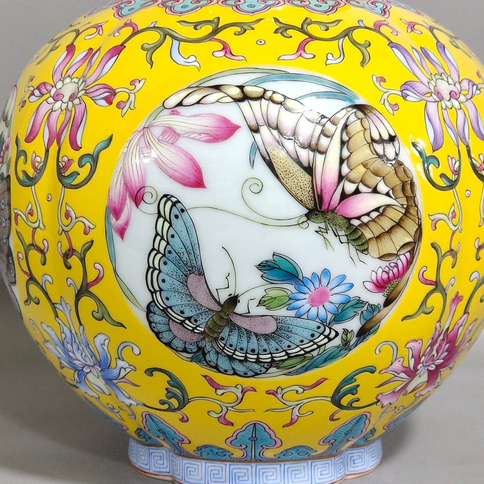 A Pair of Exquisite Yellow Ground Famille-Rose Painted Gold Flower and Butterfly Pattern Jars - 7