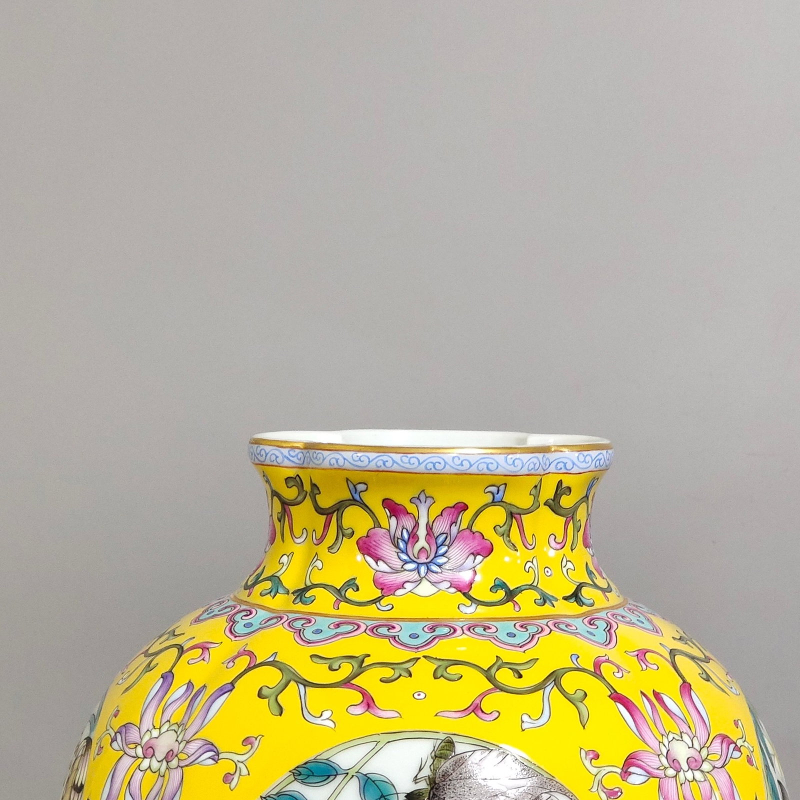 A Pair of Exquisite Yellow Ground Famille-Rose Painted Gold Flower and Butterfly Pattern Jars - 8