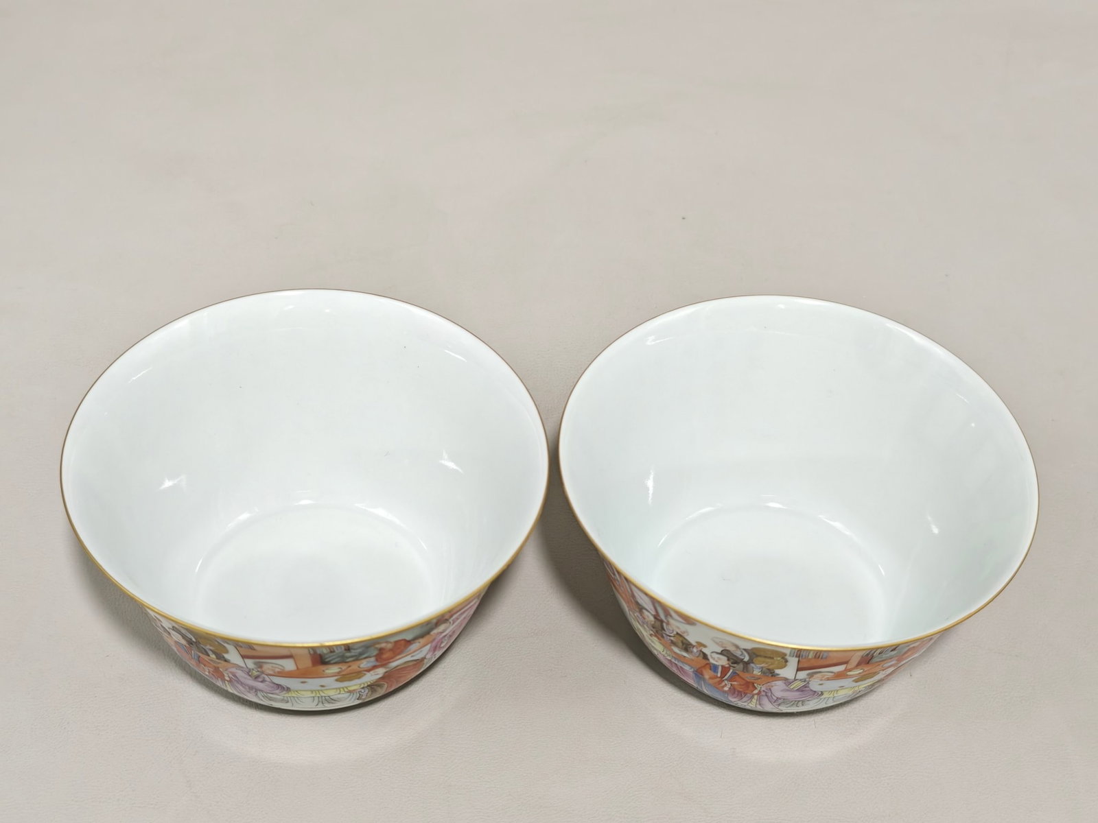A Pair of Exquisite Famille-Rose Painted Gold Character and Story Pattern Bowls,With Poem - 2