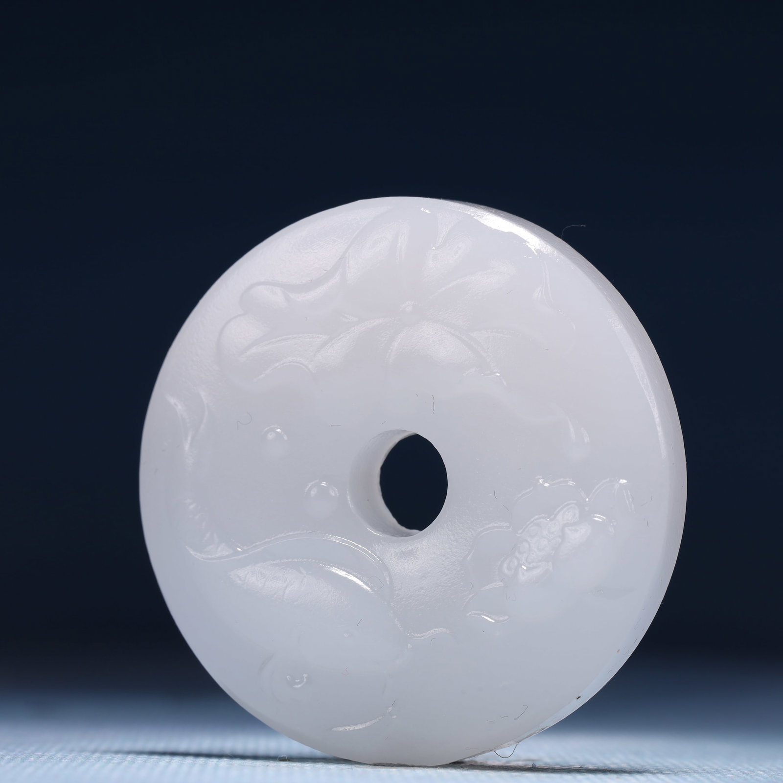 An Exquisite White Jade Flower and Fish Pattern Pendant - 2