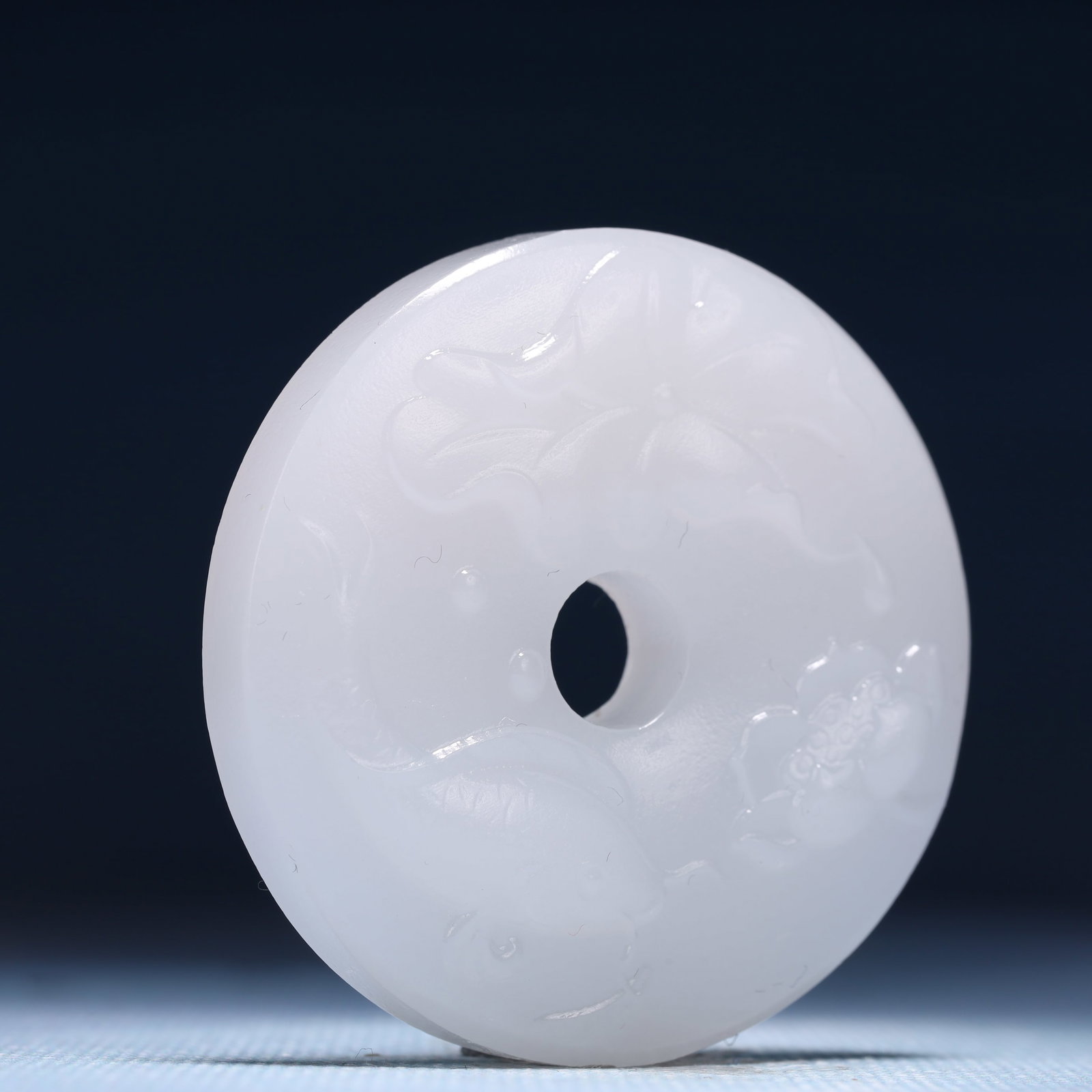 An Exquisite White Jade Flower and Fish Pattern Pendant - 3