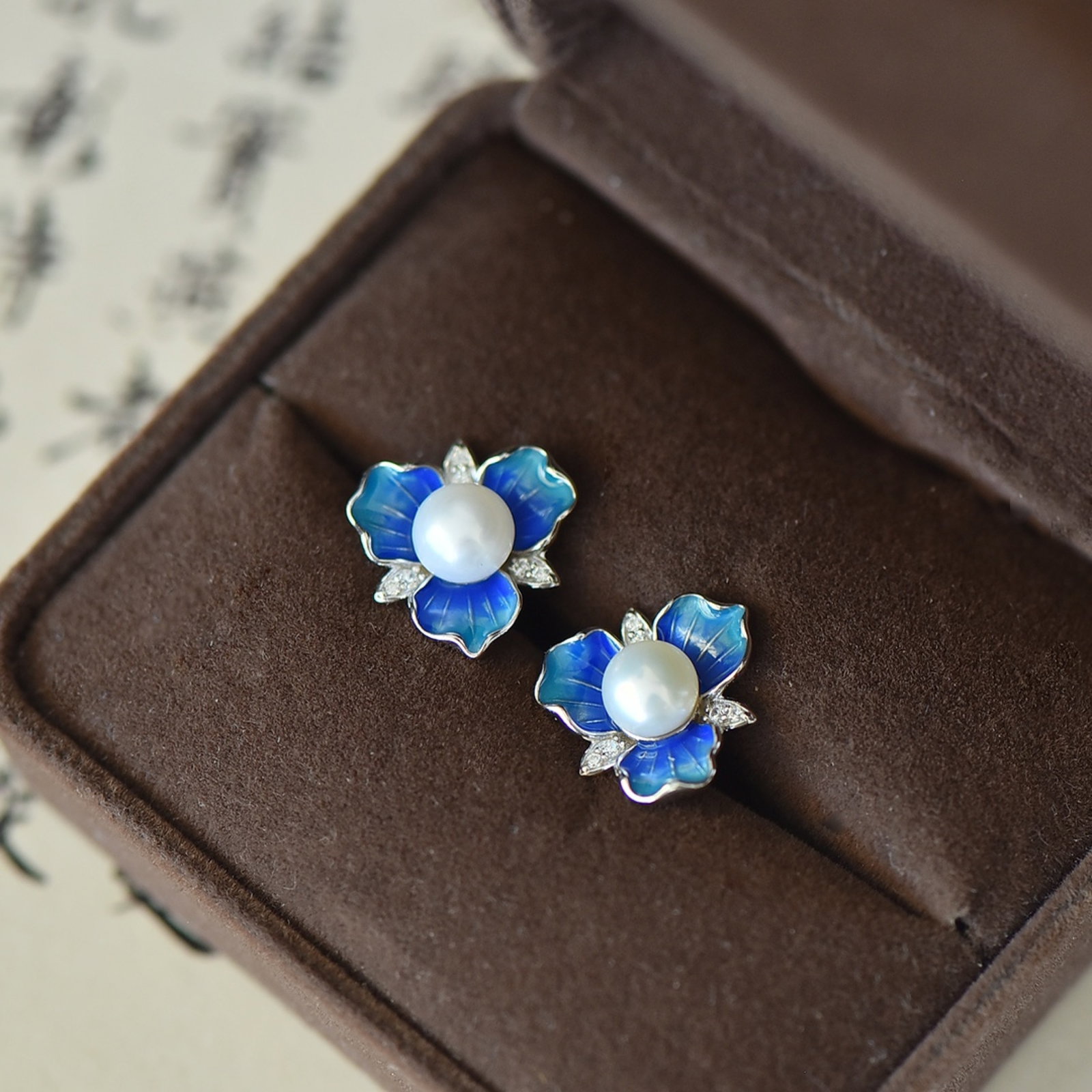 A Pair of Exquisite Sterling Silver Inlaid Pearls Enamel Earrings: Estimated Value:200-400 A Pair of Exquisite Sterling Silver Inlaid Pearls Enamel Earrings Size:6mmx6mm 一对纯银镶珍珠珐琅耳钉