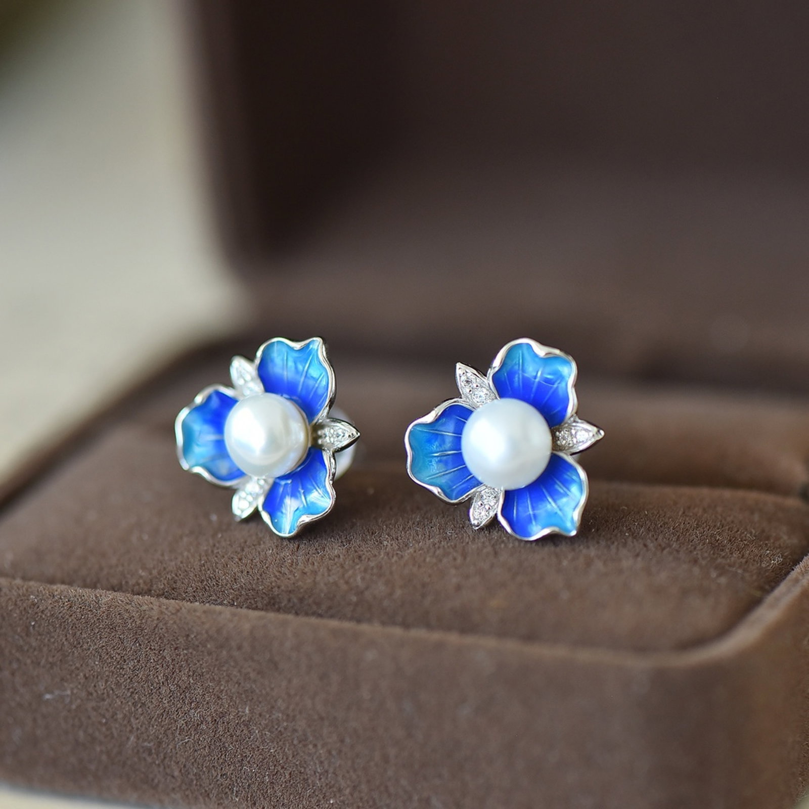 A Pair of Exquisite Sterling Silver Inlaid Pearls Enamel Earrings - 2
