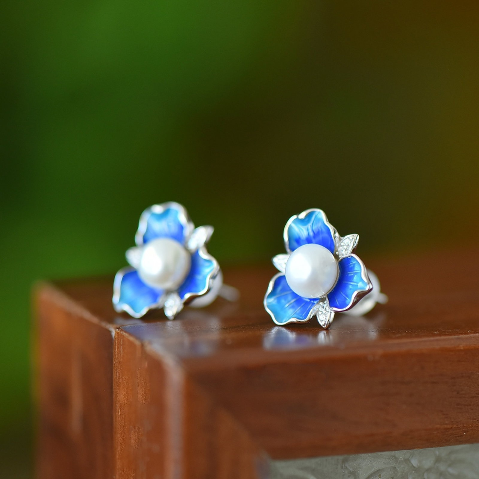 A Pair of Exquisite Sterling Silver Inlaid Pearls Enamel Earrings - 3