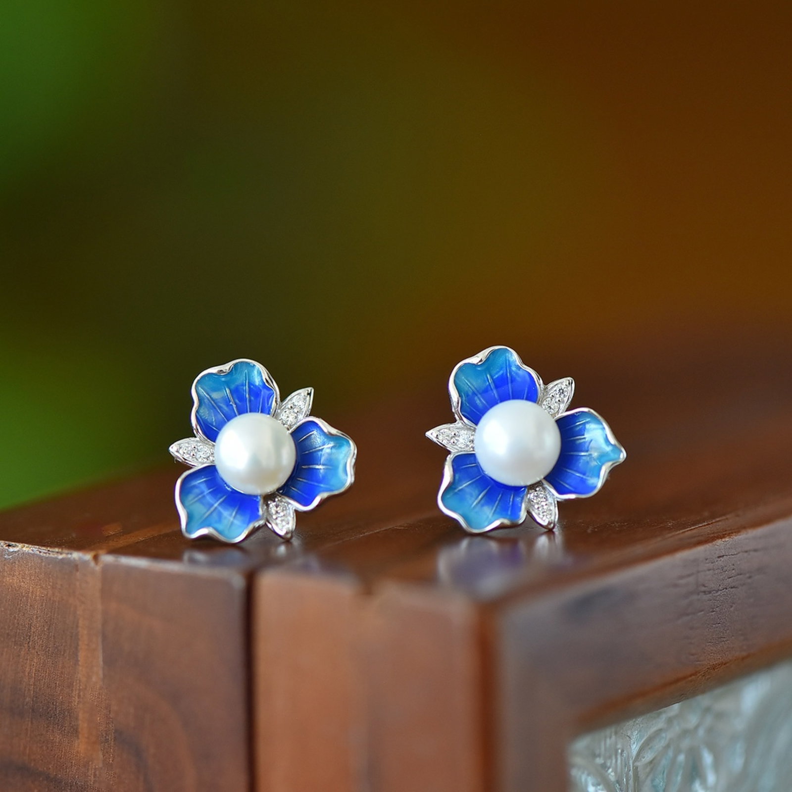 A Pair of Exquisite Sterling Silver Inlaid Pearls Enamel Earrings - 4